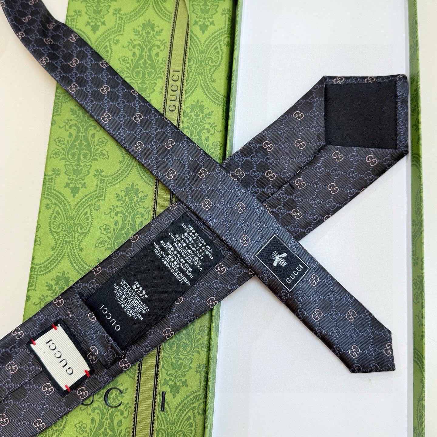 🌾古奇官方同步新款，稀有采用经典小G LOGO提花展现精湛手工与时尚优雅的理想选择，这款领带将标志性完美