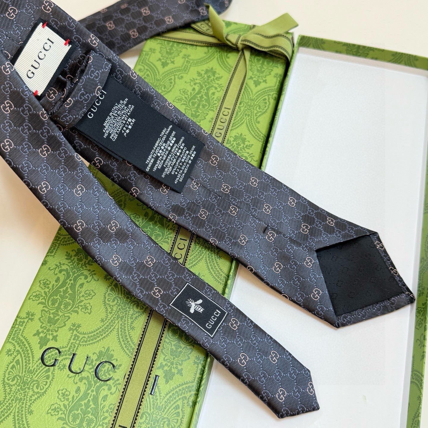 🌾古奇官方同步新款，稀有采用经典小G LOGO提花展现精湛手工与时尚优雅的理想选择，这款领带将标志性完美