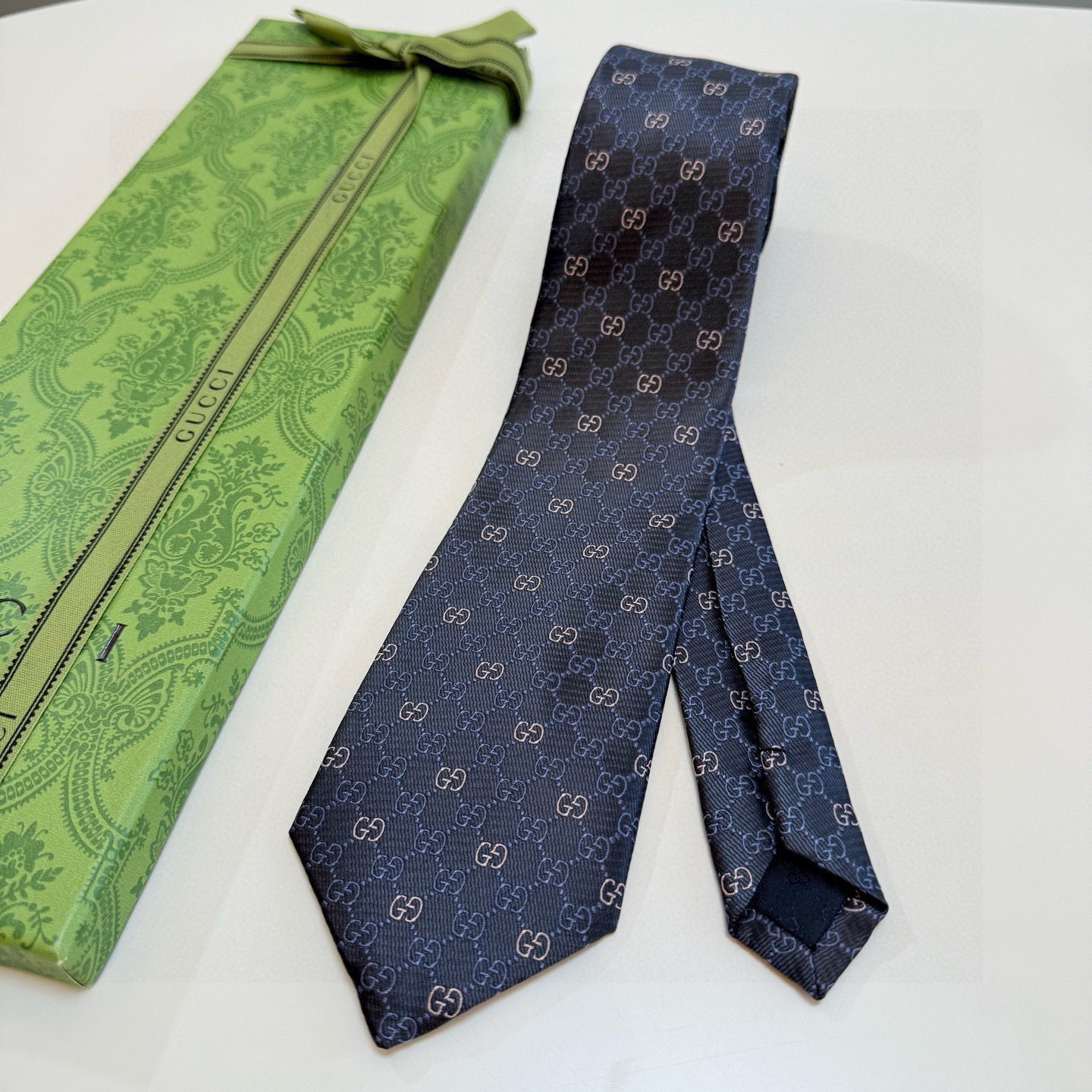 🌾古奇官方同步新款，稀有采用经典小G LOGO提花展现精湛手工与时尚优雅的理想选择，这款领带将标志性完美