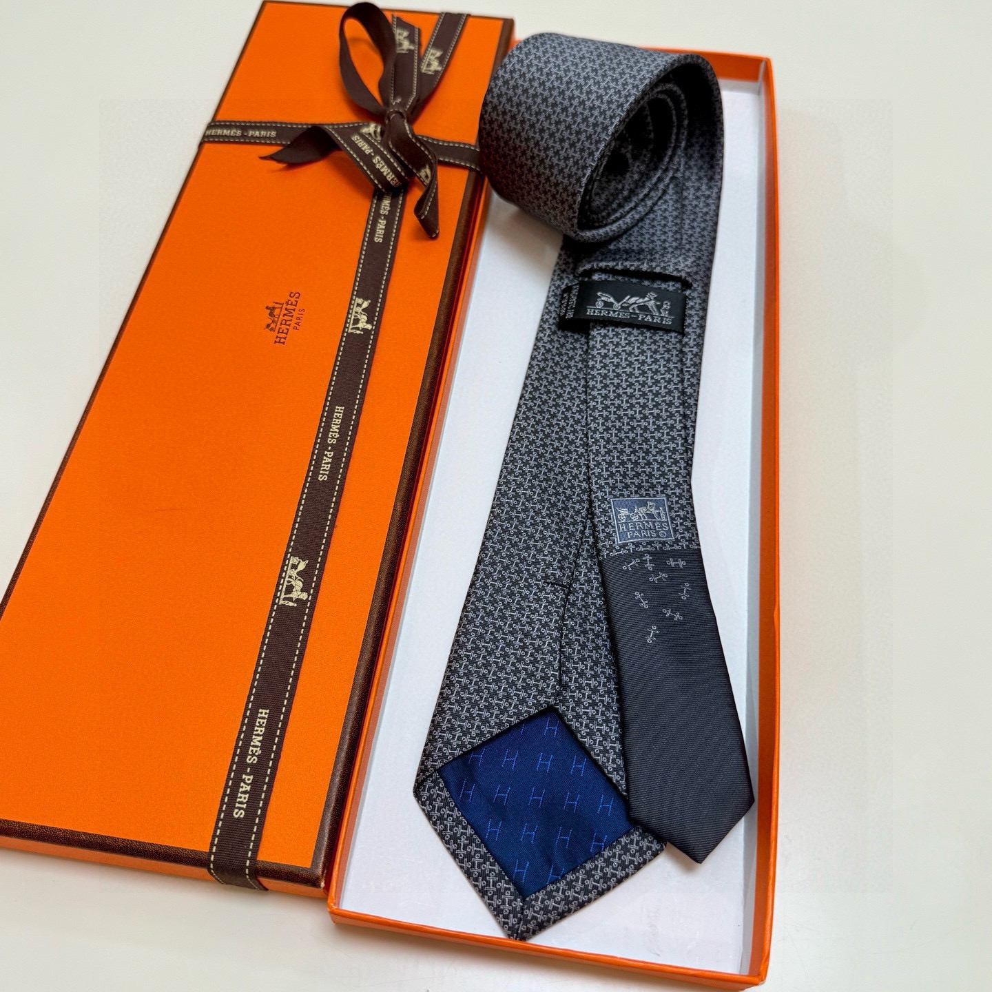 🌾男士新款领带系列【H标志图案领带】👔👔，稀有H家每年都有一千条不同印花的领带面世，从最初的多以几何图案