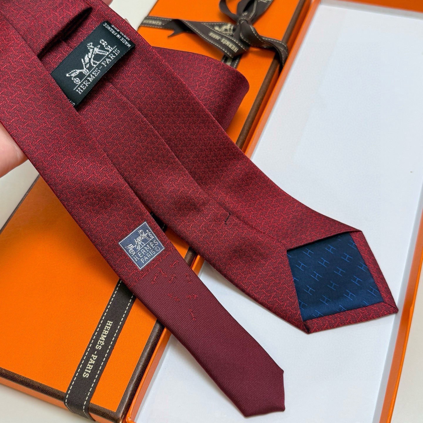 🌾男士新款领带系列【H标志图案领带】👔👔，稀有H家每年都有一千条不同印花的领带面世，从最初的多以几何图案