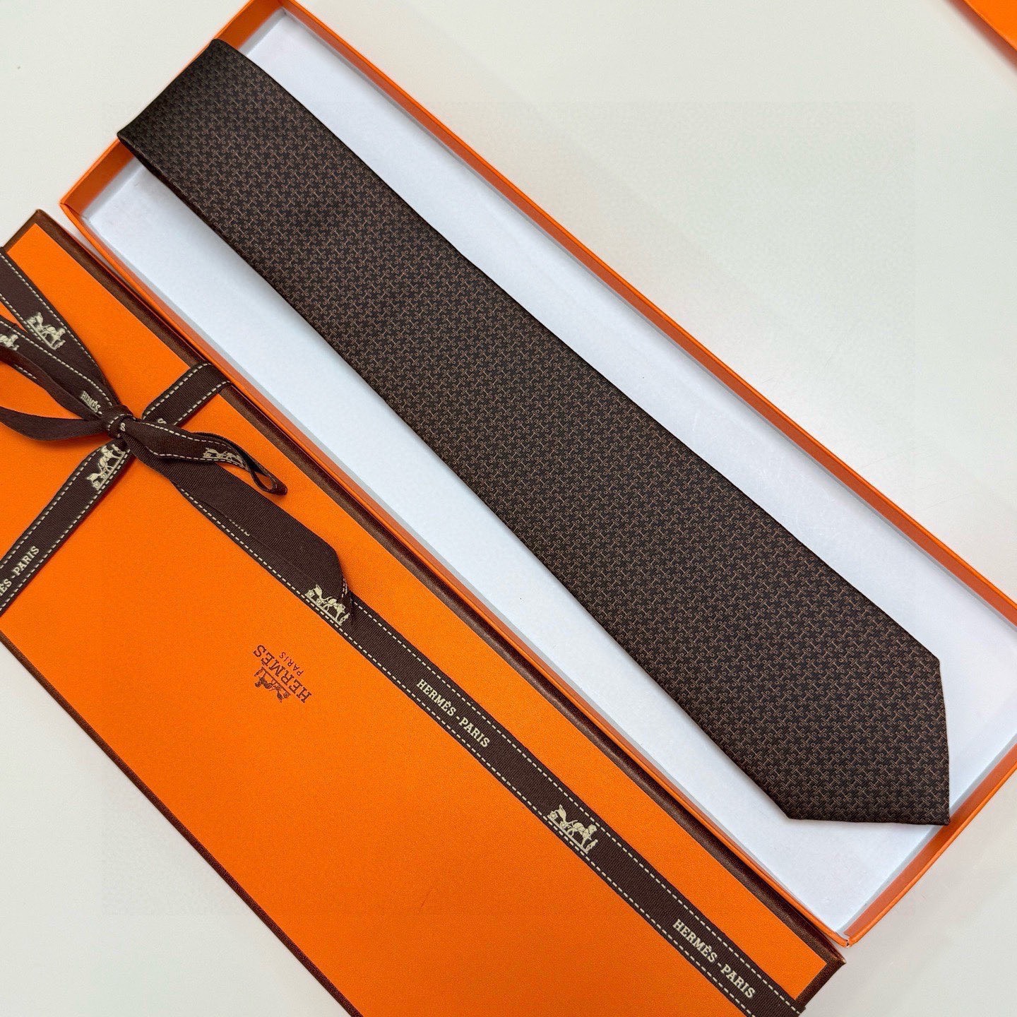 🌾男士新款领带系列【H标志图案领带】👔👔，稀有H家每年都有一千条不同印花的领带面世，从最初的多以几何图案