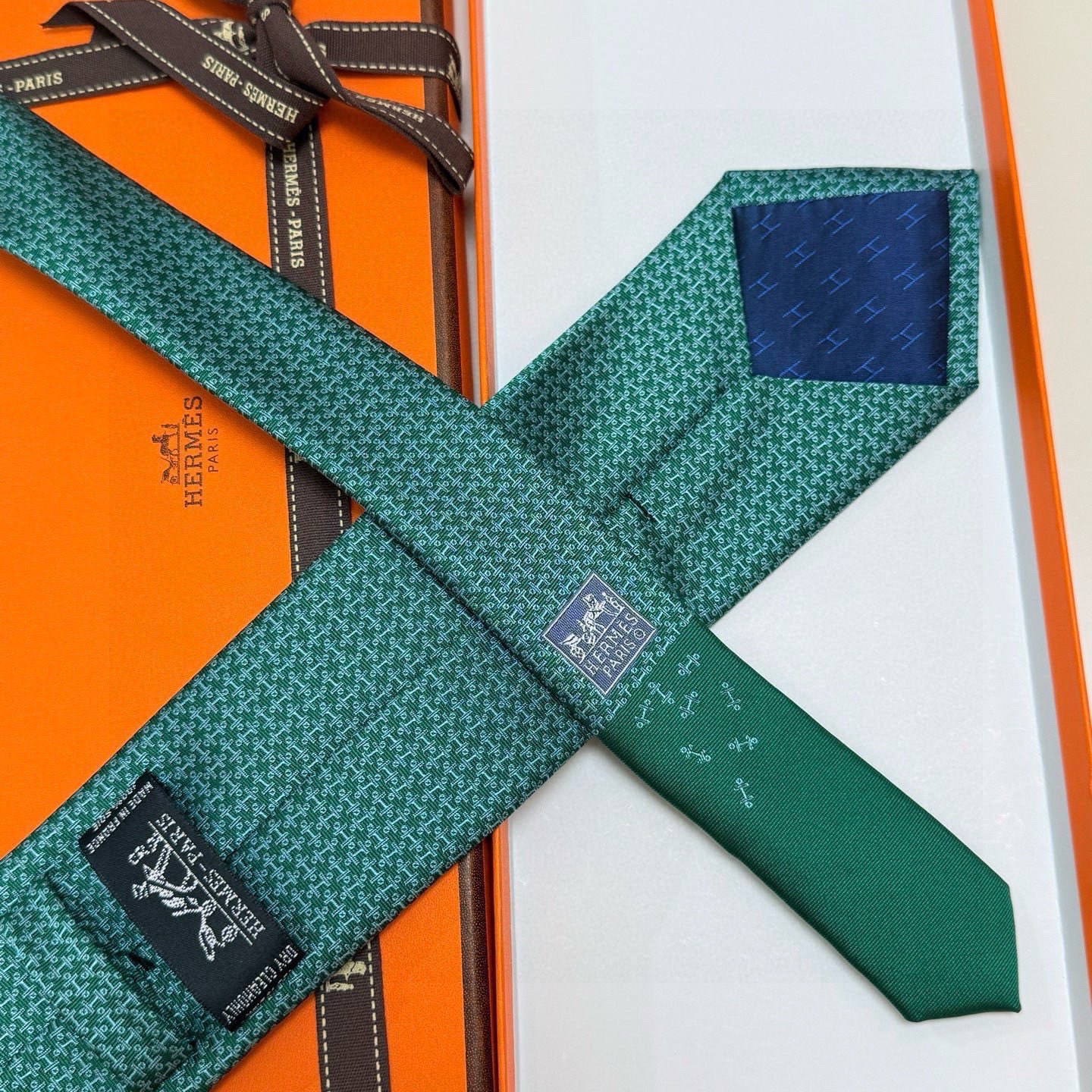 🌾男士新款领带系列【H标志图案领带】👔👔，稀有H家每年都有一千条不同印花的领带面世，从最初的多以几何图案