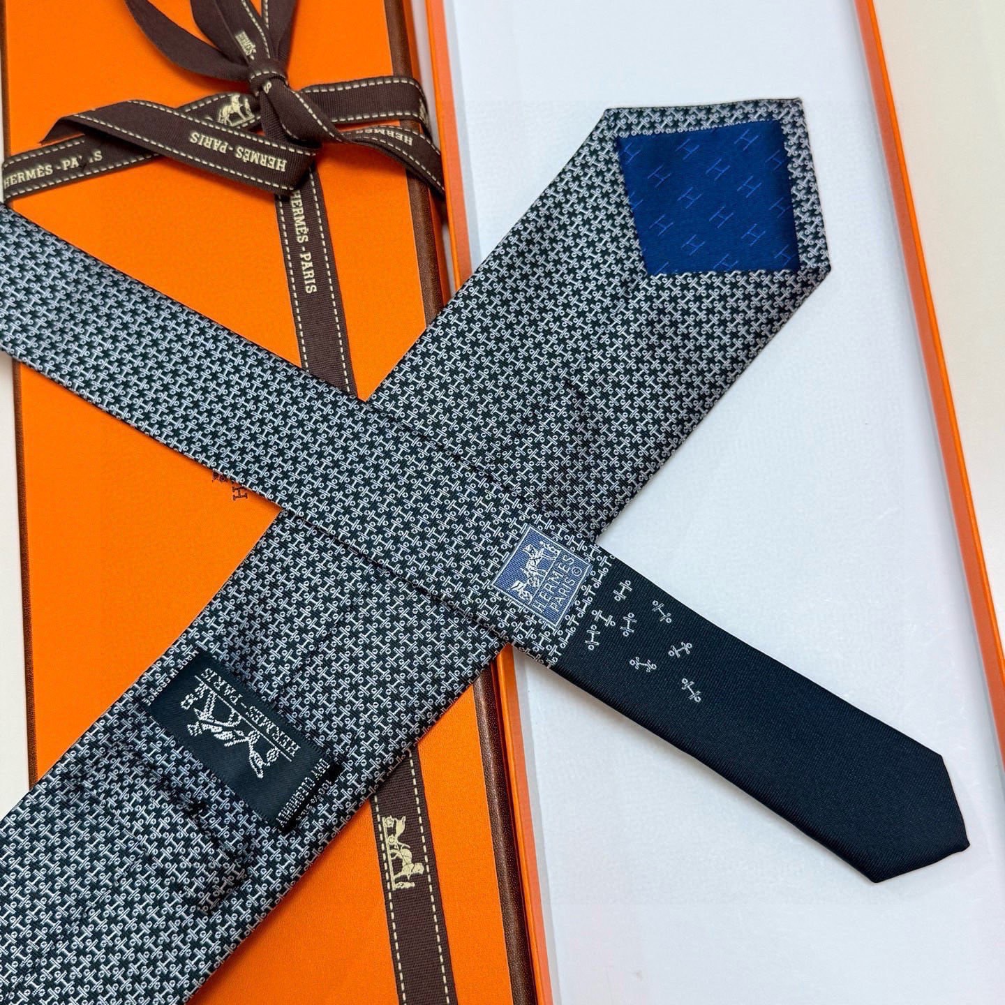 🌾男士新款领带系列【H标志图案领带】👔👔，稀有H家每年都有一千条不同印花的领带面世，从最初的多以几何图案