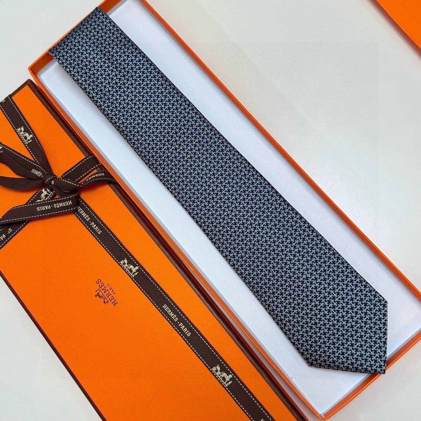 🌾男士新款领带系列【H标志图案领带】👔👔，稀有H家每年都有一千条不同印花的领带面世，从最初的多以几何图案