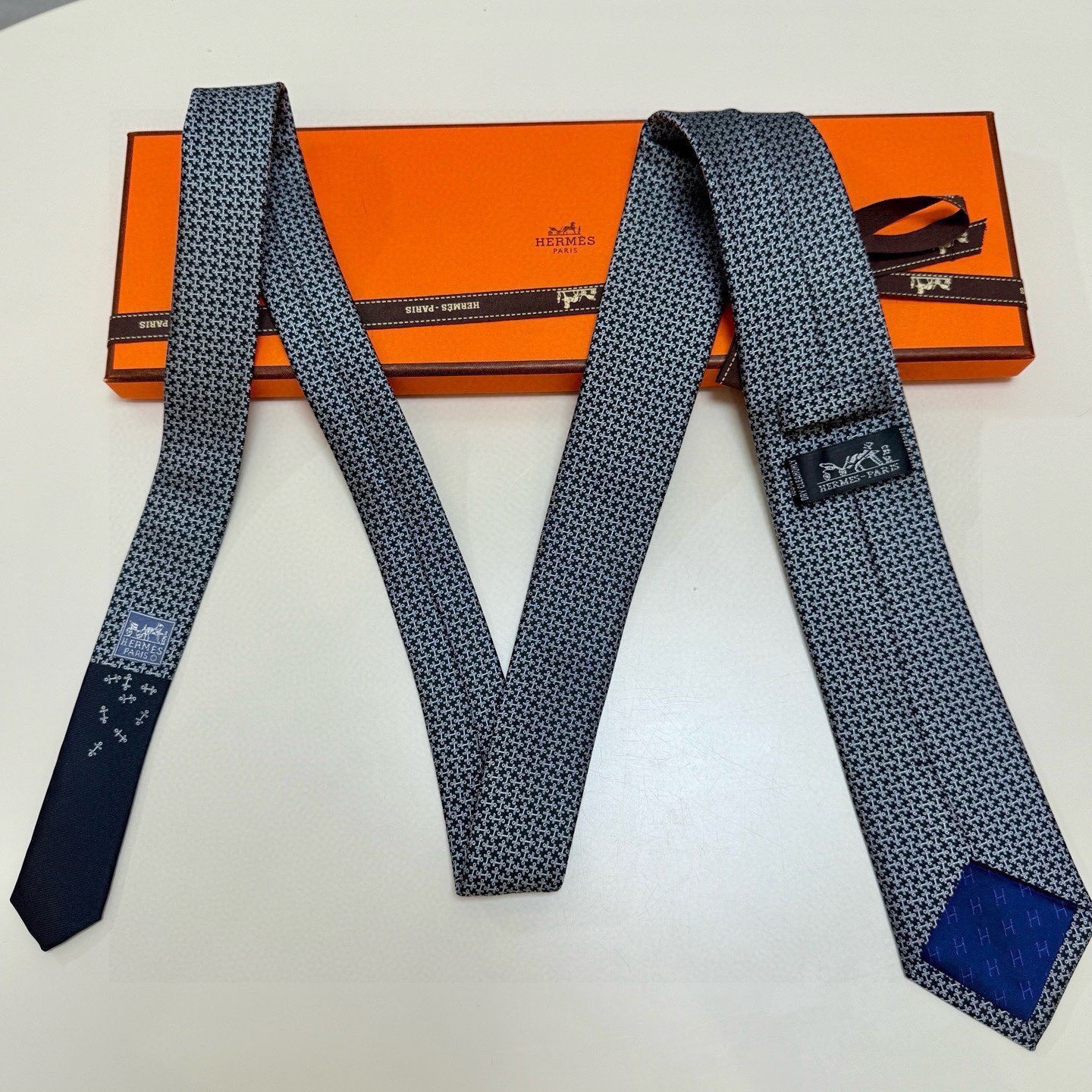 🌾男士新款领带系列【H标志图案领带】👔👔，稀有H家每年都有一千条不同印花的领带面世，从最初的多以几何图案