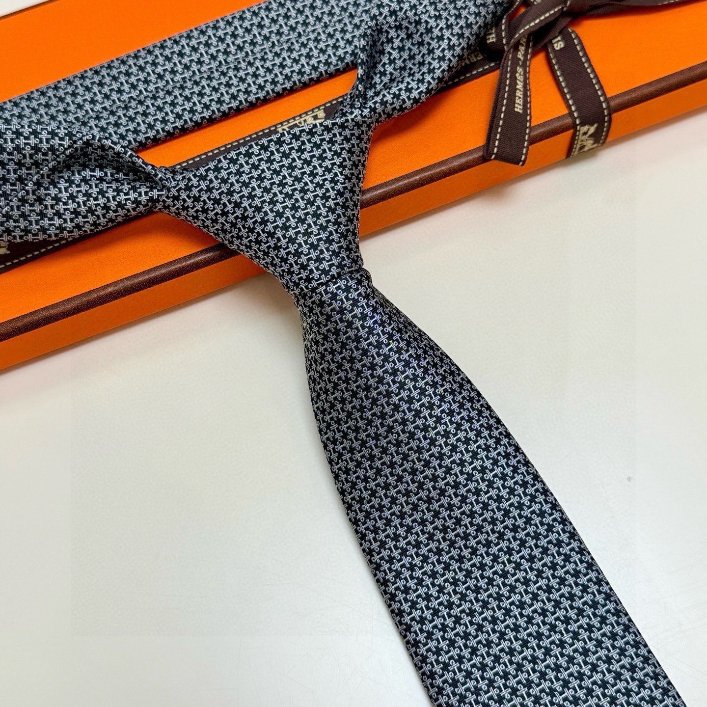 🌾男士新款领带系列【H标志图案领带】👔👔，稀有H家每年都有一千条不同印花的领带面世，从最初的多以几何图案