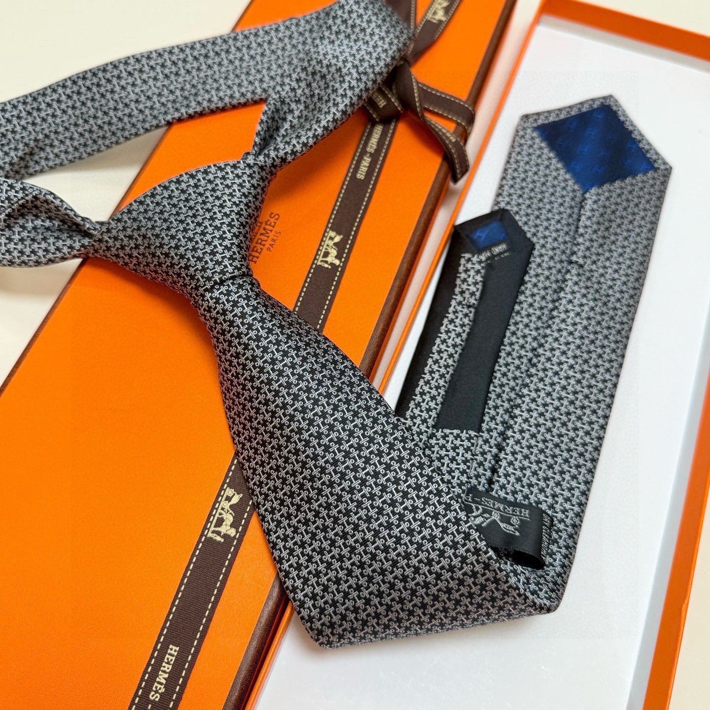 🌾男士新款领带系列【H标志图案领带】👔👔，稀有H家每年都有一千条不同印花的领带面世，从最初的多以几何图案