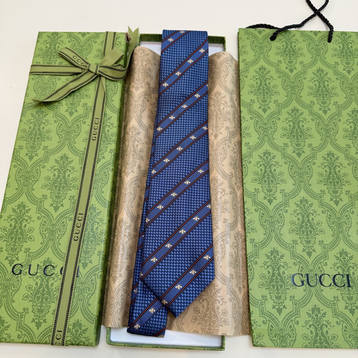 🌾古驰gucci小蜜蜂男士领带系列蜜蜂斜纹领带】👔👔，稀有🐝🐝展现精湛手工与时尚优雅的理想选择，这款领带