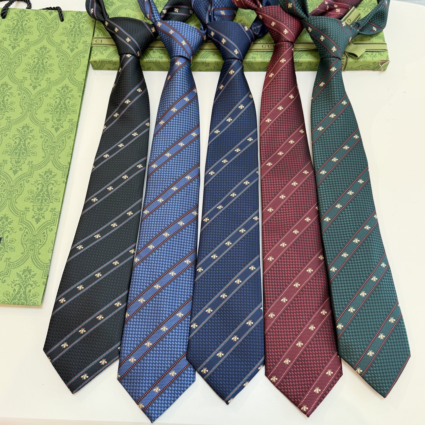 🌾古驰gucci小蜜蜂男士领带系列蜜蜂斜纹领带】👔👔，稀有🐝🐝展现精湛手工与时尚优雅的理想选择，这款领带