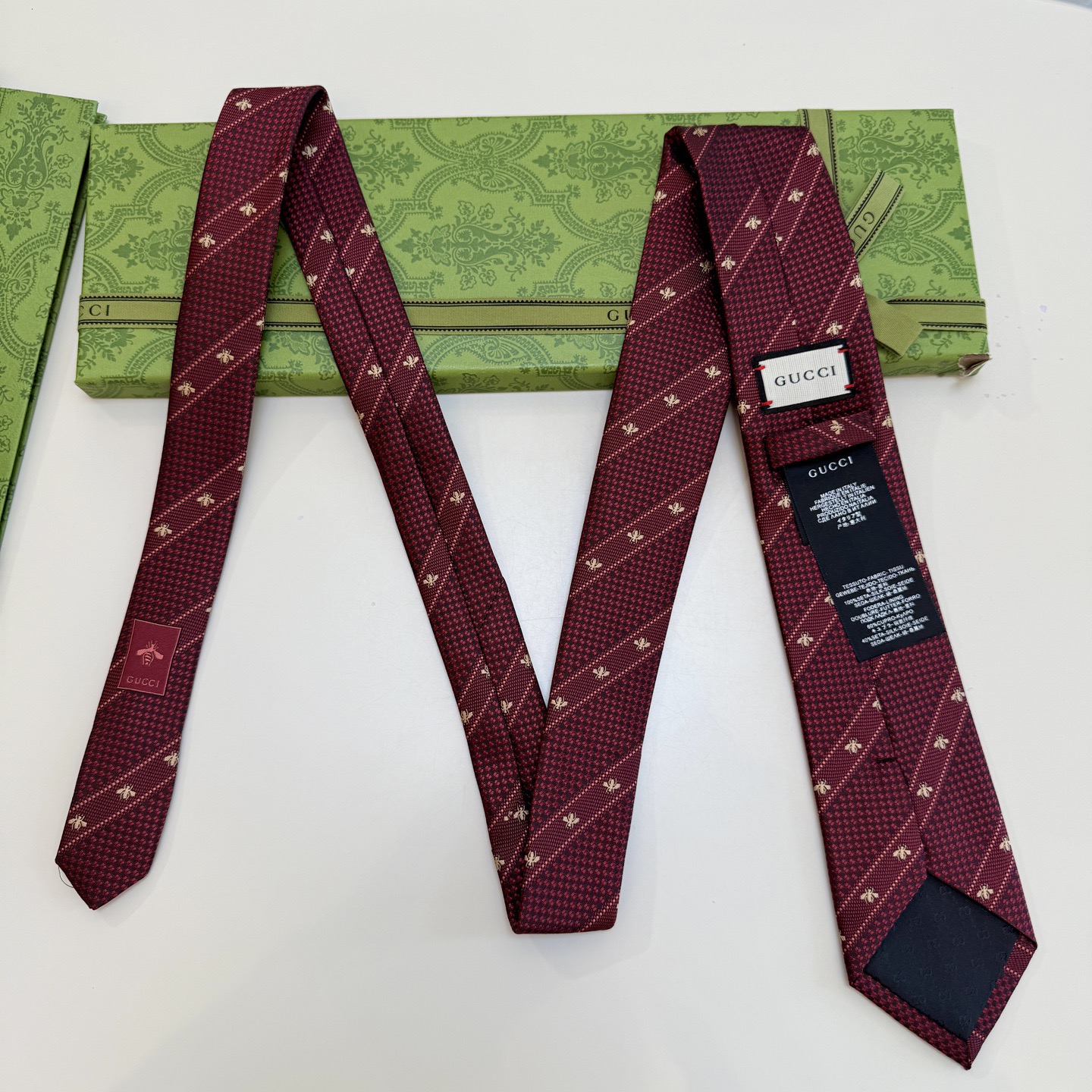 🌾古驰gucci小蜜蜂男士领带系列蜜蜂斜纹领带】👔👔，稀有🐝🐝展现精湛手工与时尚优雅的理想选择，这款领带