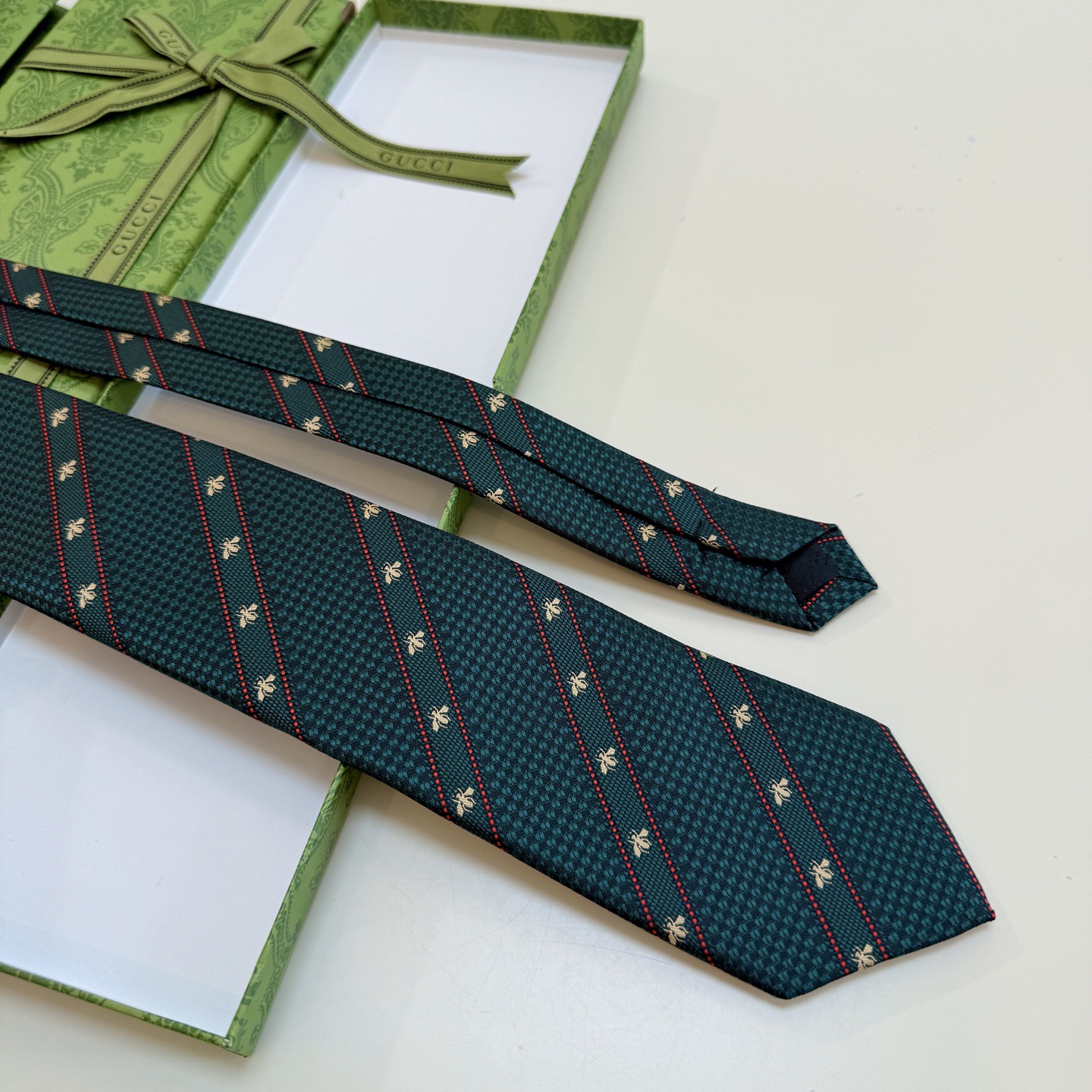 🌾古驰gucci小蜜蜂男士领带系列蜜蜂斜纹领带】👔👔，稀有🐝🐝展现精湛手工与时尚优雅的理想选择，这款领带