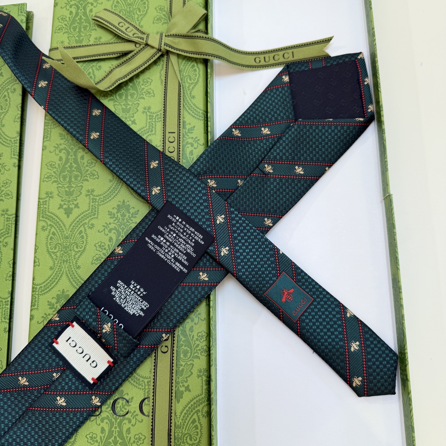 🌾古驰gucci小蜜蜂男士领带系列蜜蜂斜纹领带】👔👔，稀有🐝🐝展现精湛手工与时尚优雅的理想选择，这款领带