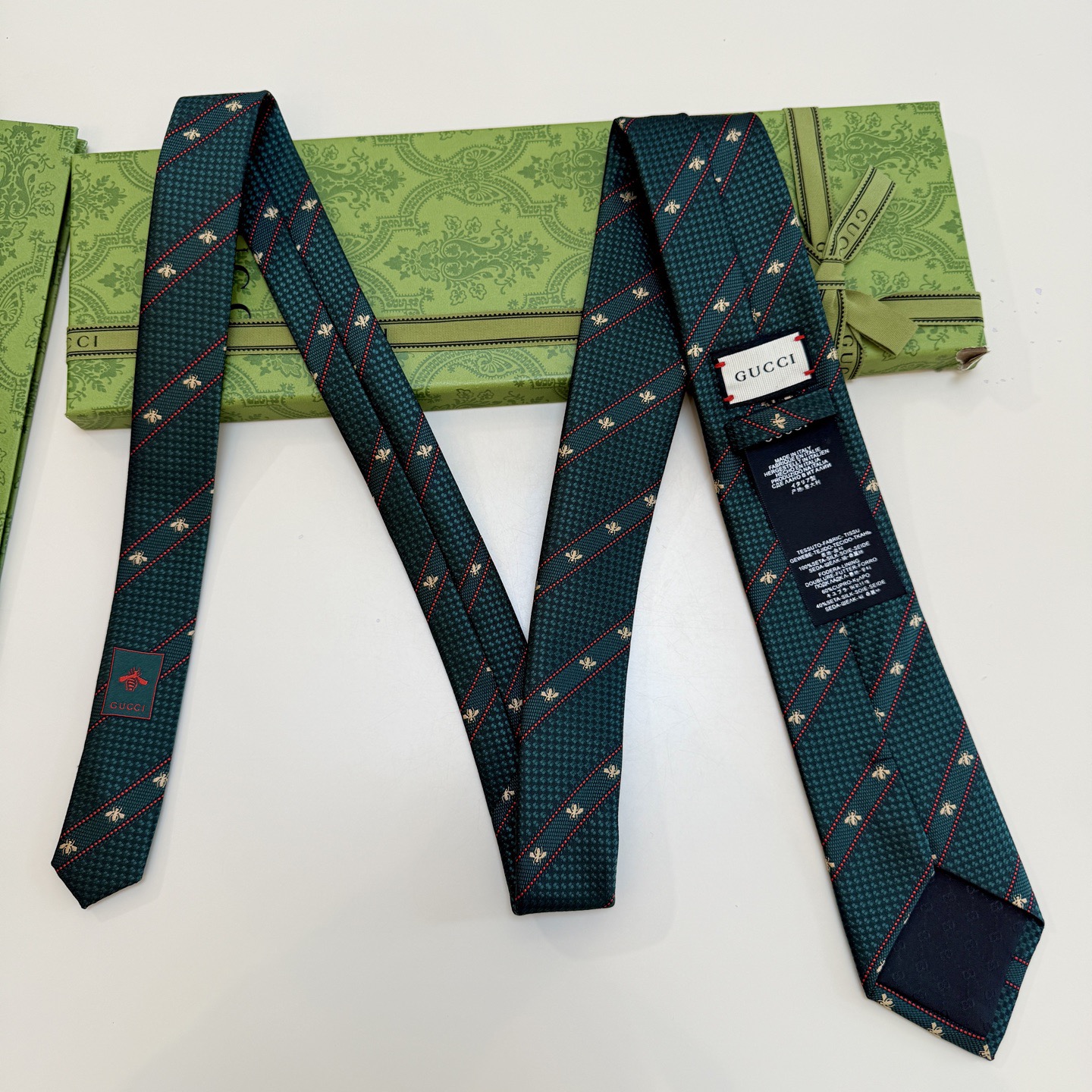 🌾古驰gucci小蜜蜂男士领带系列蜜蜂斜纹领带】👔👔，稀有🐝🐝展现精湛手工与时尚优雅的理想选择，这款领带