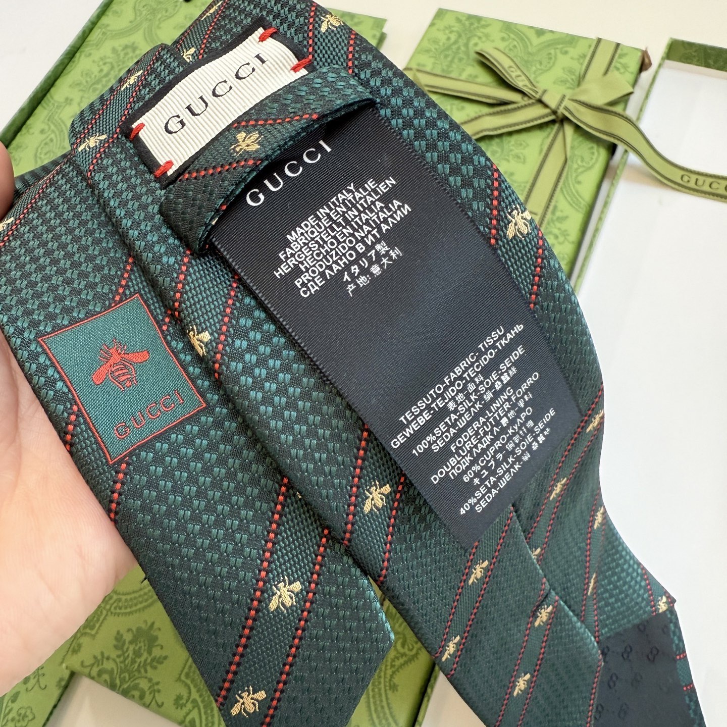 🌾古驰gucci小蜜蜂男士领带系列蜜蜂斜纹领带】👔👔，稀有🐝🐝展现精湛手工与时尚优雅的理想选择，这款领带