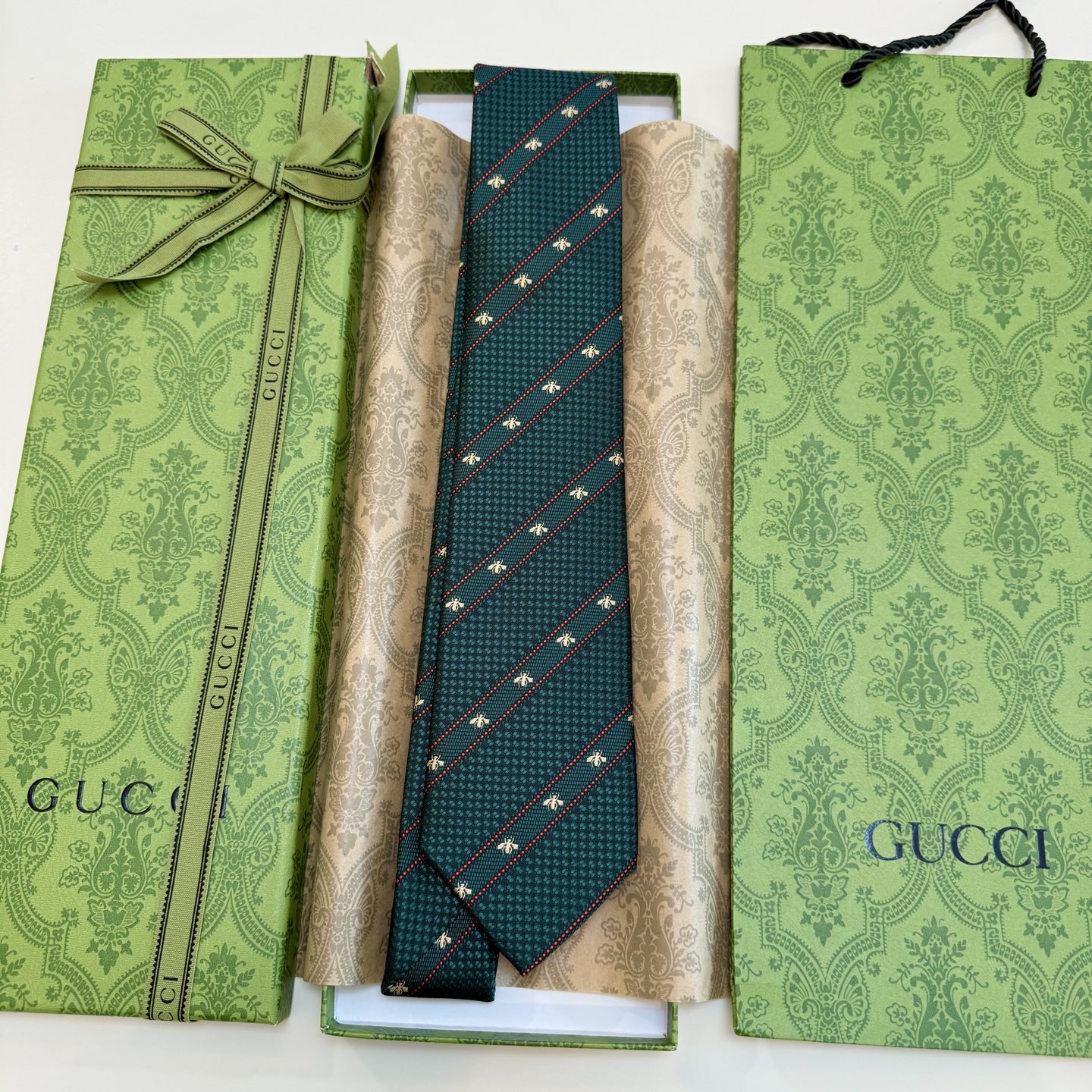 🌾古驰gucci小蜜蜂男士领带系列蜜蜂斜纹领带】👔👔，稀有🐝🐝展现精湛手工与时尚优雅的理想选择，这款领带