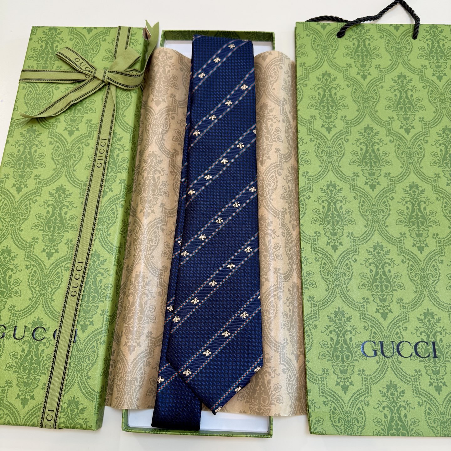 🌾古驰gucci小蜜蜂男士领带系列蜜蜂斜纹领带】👔👔，稀有🐝🐝展现精湛手工与时尚优雅的理想选择，这款领带