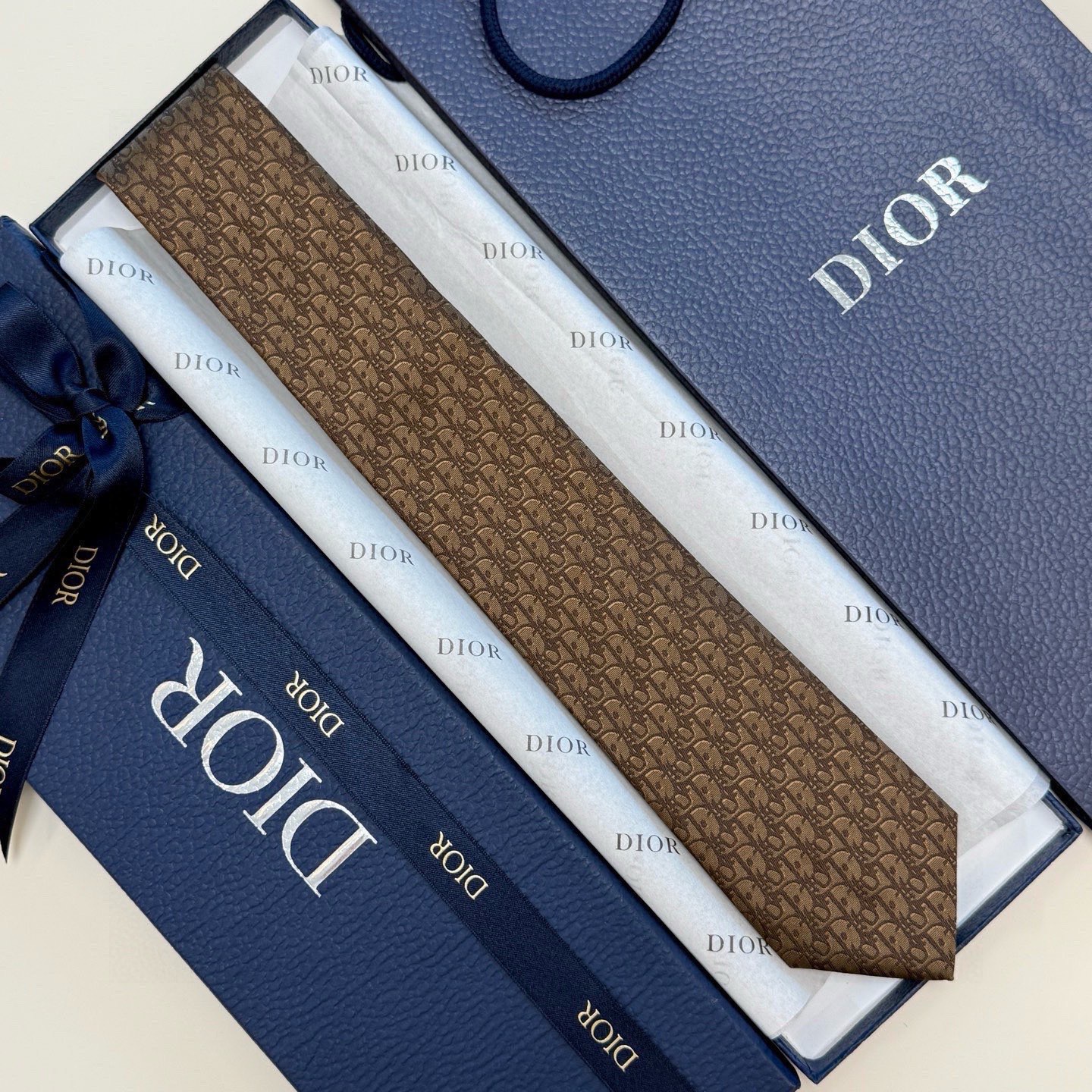 🌾 爆款到，6色👏👏迪奥新款领带💖💖 👔👔Dior男士，稀有😻😻展现精湛手工与时尚优雅的理想选择，这款采