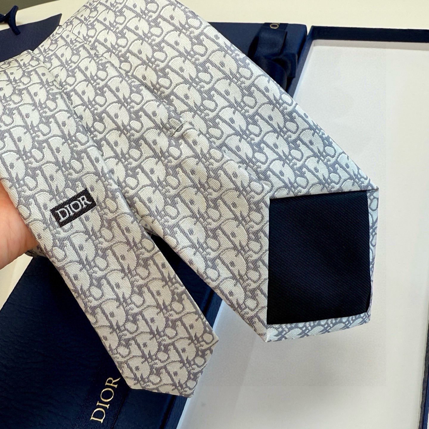 🌾 爆款到，6色👏👏迪奥新款领带💖💖 👔👔Dior男士，稀有😻😻展现精湛手工与时尚优雅的理想选择，这款采