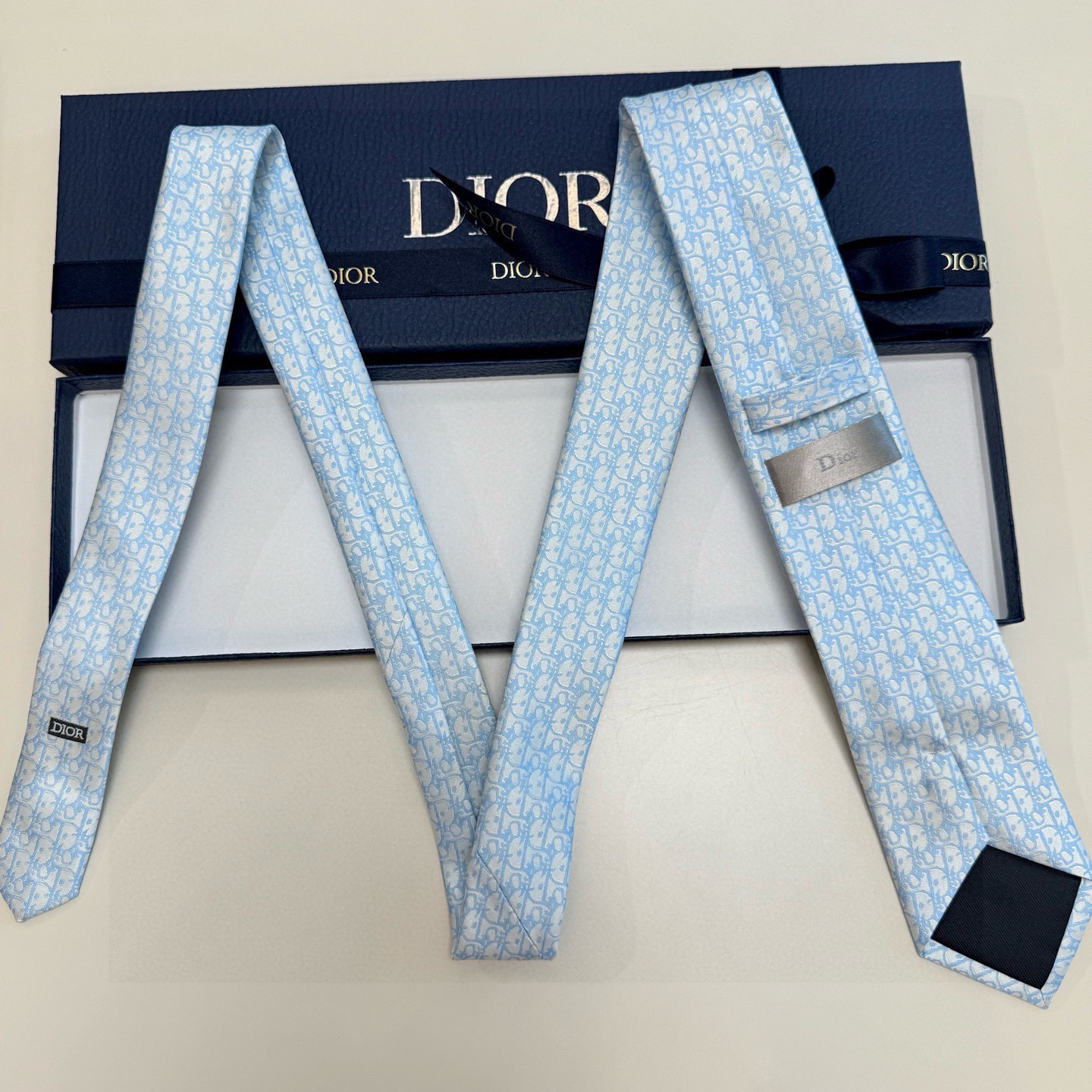 🌾 爆款到，6色👏👏迪奥新款领带💖💖 👔👔Dior男士，稀有😻😻展现精湛手工与时尚优雅的理想选择，这款采