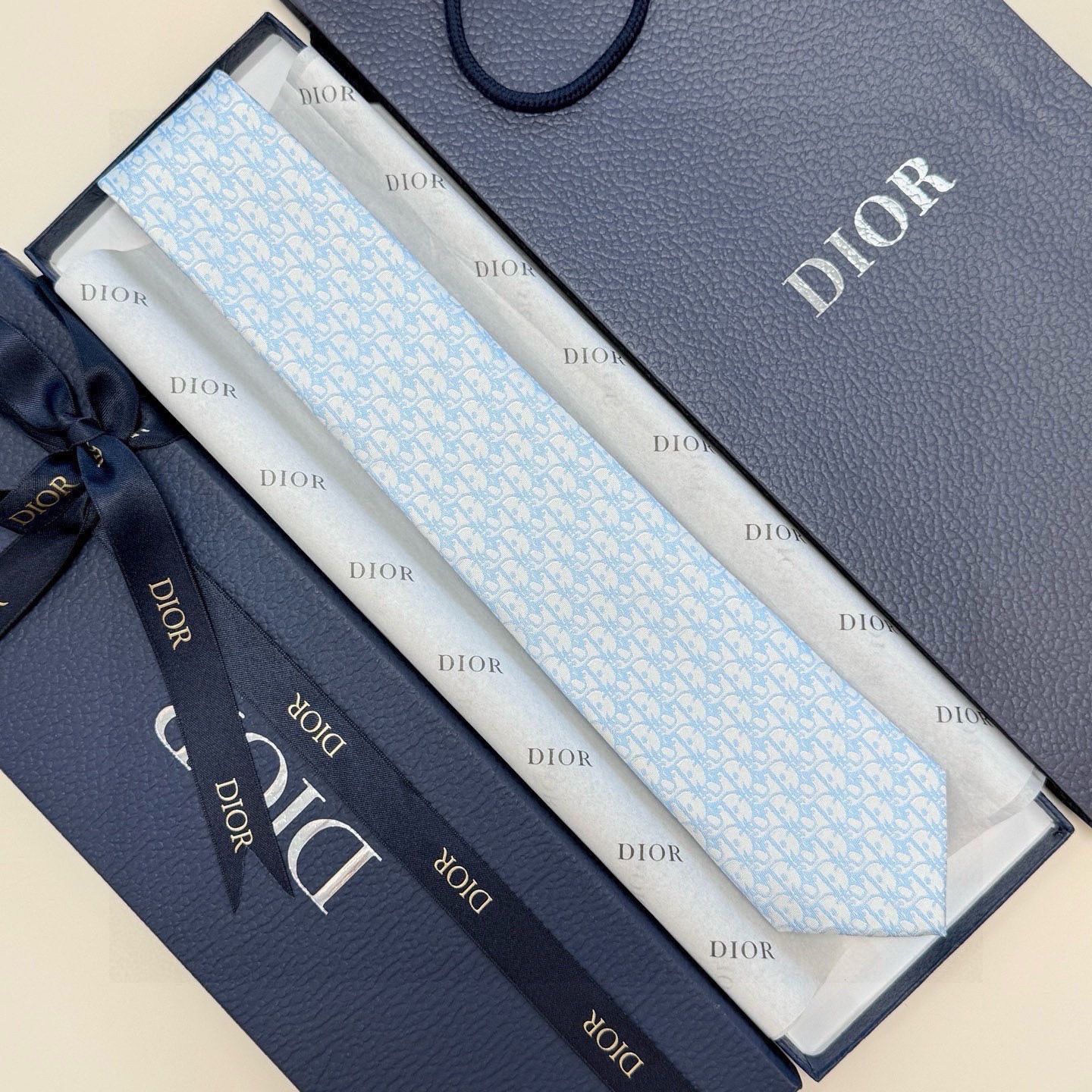 🌾 爆款到，6色👏👏迪奥新款领带💖💖 👔👔Dior男士，稀有😻😻展现精湛手工与时尚优雅的理想选择，这款采