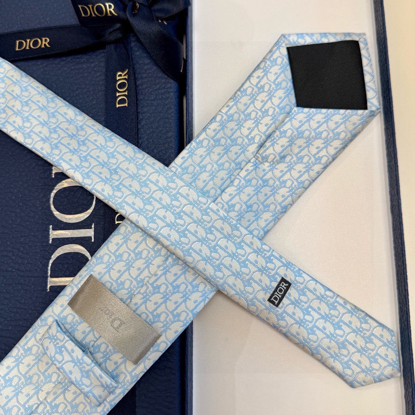 🌾 爆款到，6色👏👏迪奥新款领带💖💖 👔👔Dior男士，稀有😻😻展现精湛手工与时尚优雅的理想选择，这款采