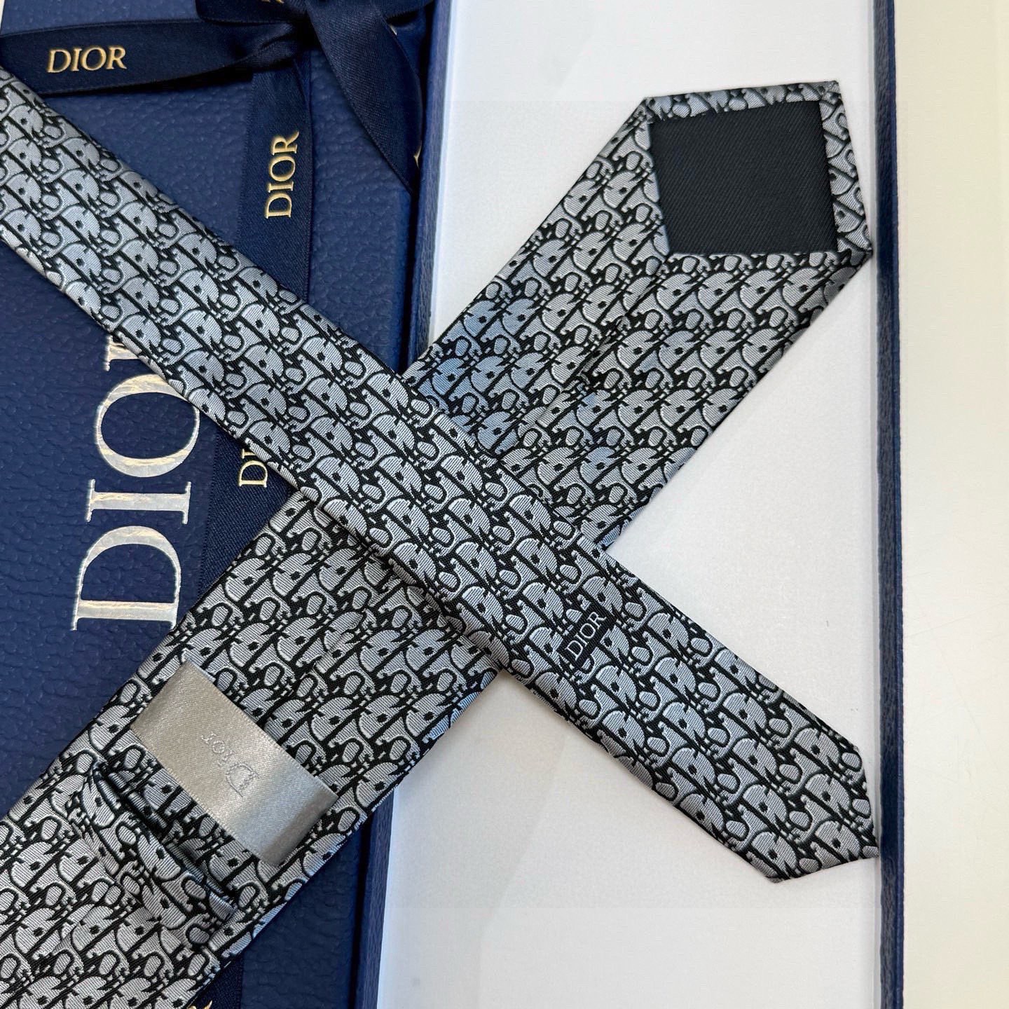 🌾 爆款到，6色👏👏迪奥新款领带💖💖 👔👔Dior男士，稀有😻😻展现精湛手工与时尚优雅的理想选择，这款采
