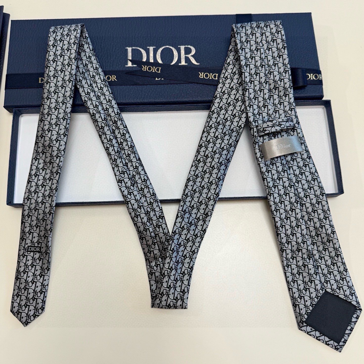 🌾 爆款到，6色👏👏迪奥新款领带💖💖 👔👔Dior男士，稀有😻😻展现精湛手工与时尚优雅的理想选择，这款采