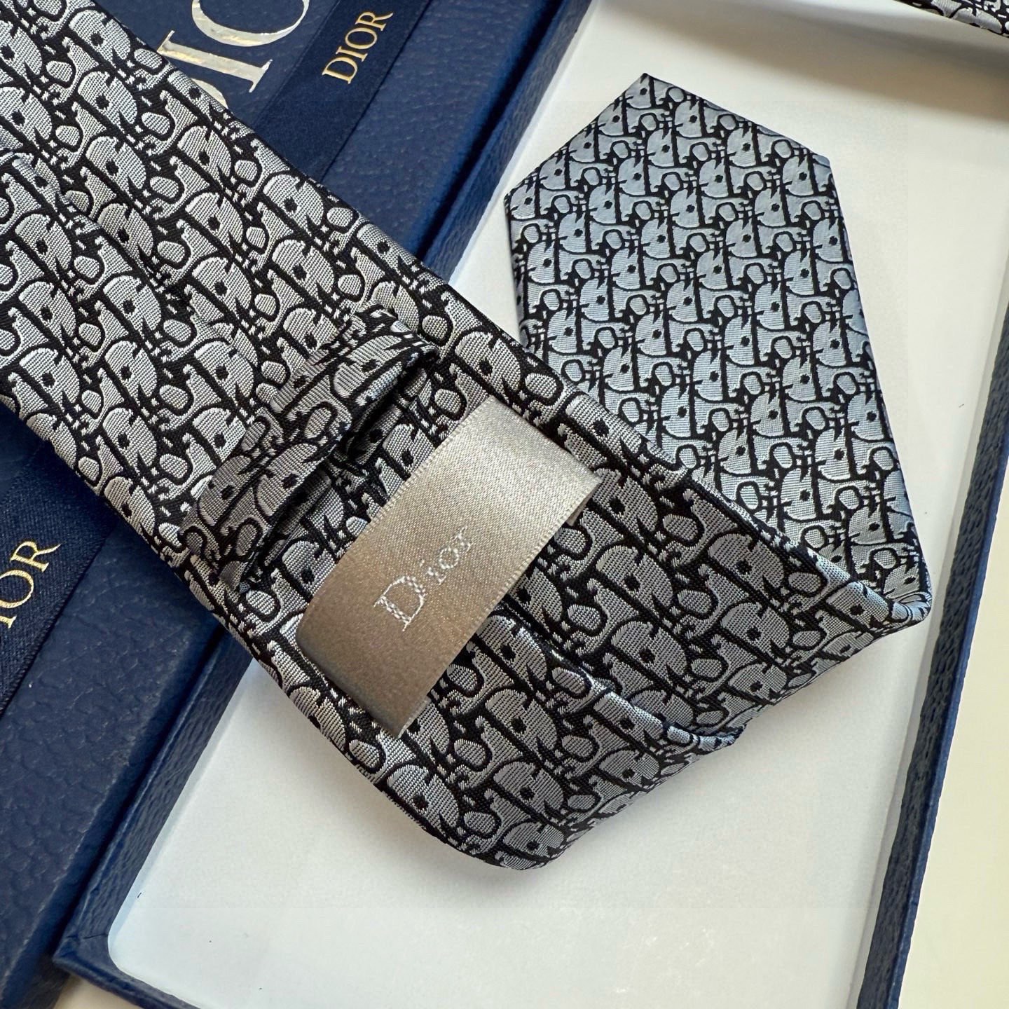 🌾 爆款到，6色👏👏迪奥新款领带💖💖 👔👔Dior男士，稀有😻😻展现精湛手工与时尚优雅的理想选择，这款采