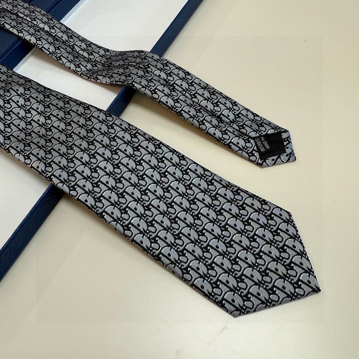 🌾 爆款到，6色👏👏迪奥新款领带💖💖 👔👔Dior男士，稀有😻😻展现精湛手工与时尚优雅的理想选择，这款采