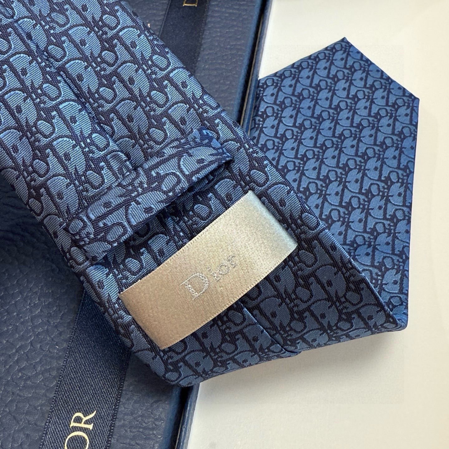 🌾 爆款到，6色👏👏迪奥新款领带💖💖 👔👔Dior男士，稀有😻😻展现精湛手工与时尚优雅的理想选择，这款采