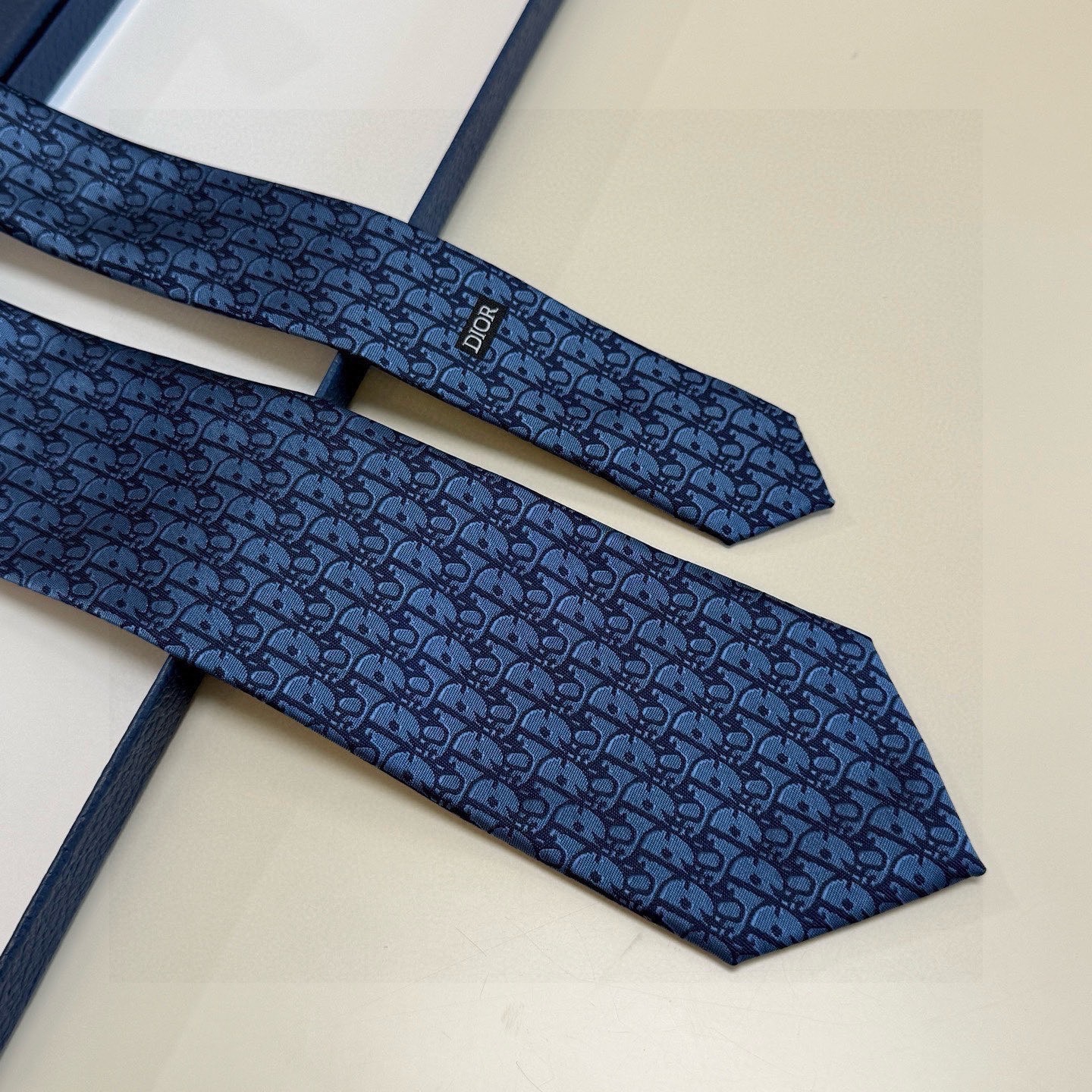 🌾 爆款到，6色👏👏迪奥新款领带💖💖 👔👔Dior男士，稀有😻😻展现精湛手工与时尚优雅的理想选择，这款采