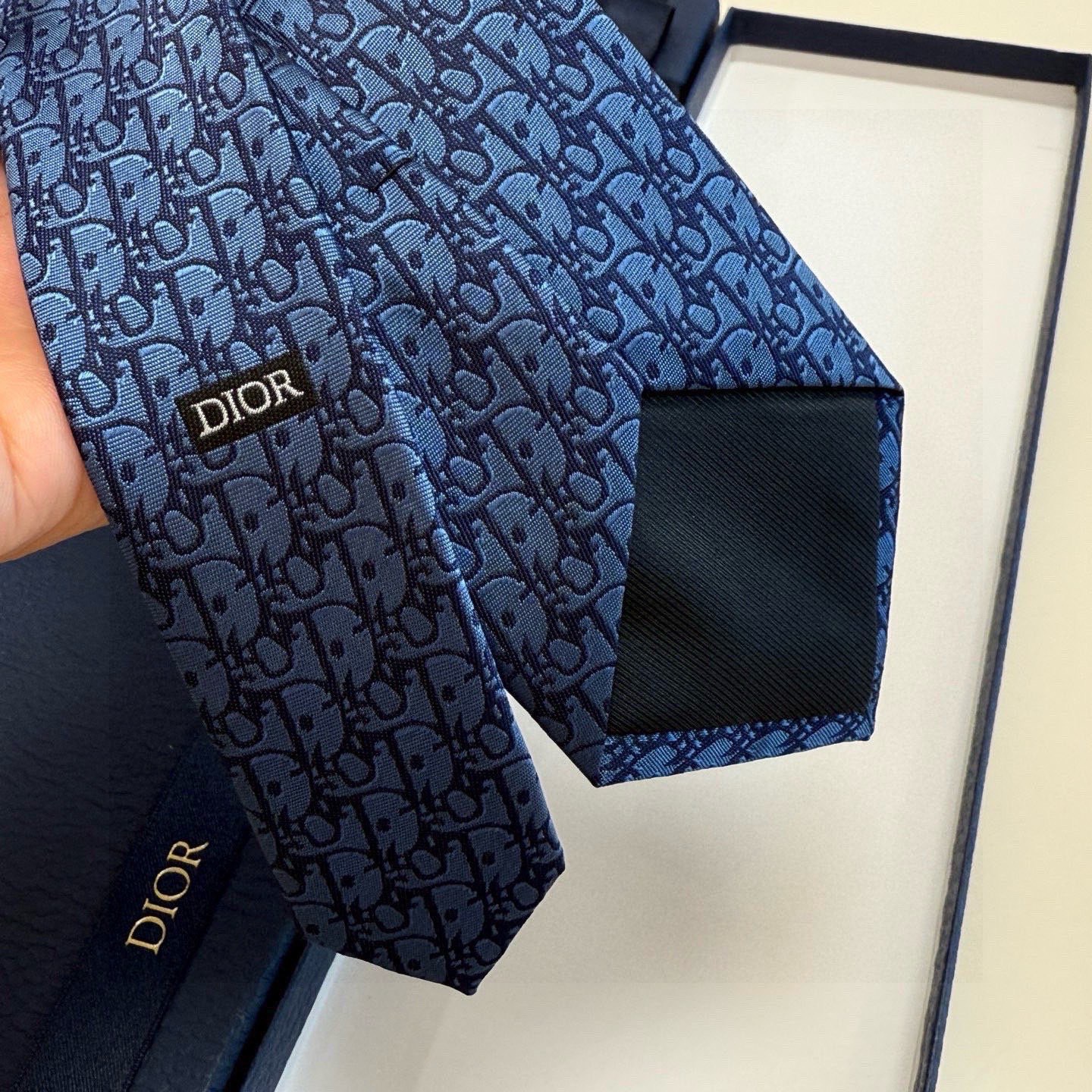 🌾 爆款到，6色👏👏迪奥新款领带💖💖 👔👔Dior男士，稀有😻😻展现精湛手工与时尚优雅的理想选择，这款采
