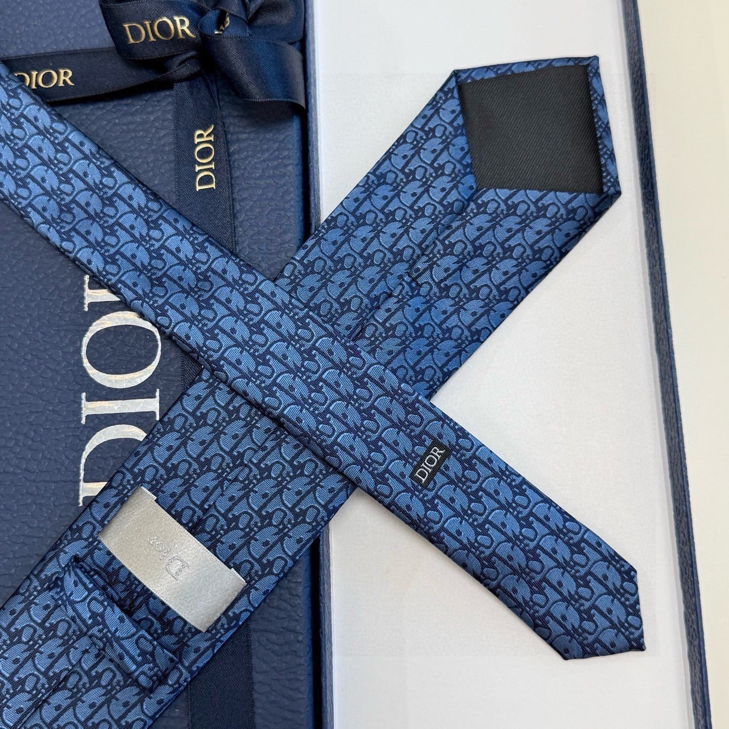 🌾 爆款到，6色👏👏迪奥新款领带💖💖 👔👔Dior男士，稀有😻😻展现精湛手工与时尚优雅的理想选择，这款采