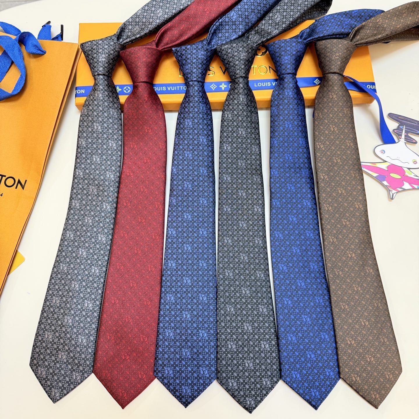 P🌾LV官方新款 男士领带系列MonogramFlower领带创意诠释品牌元素，为连绵图案穿插品牌学母，