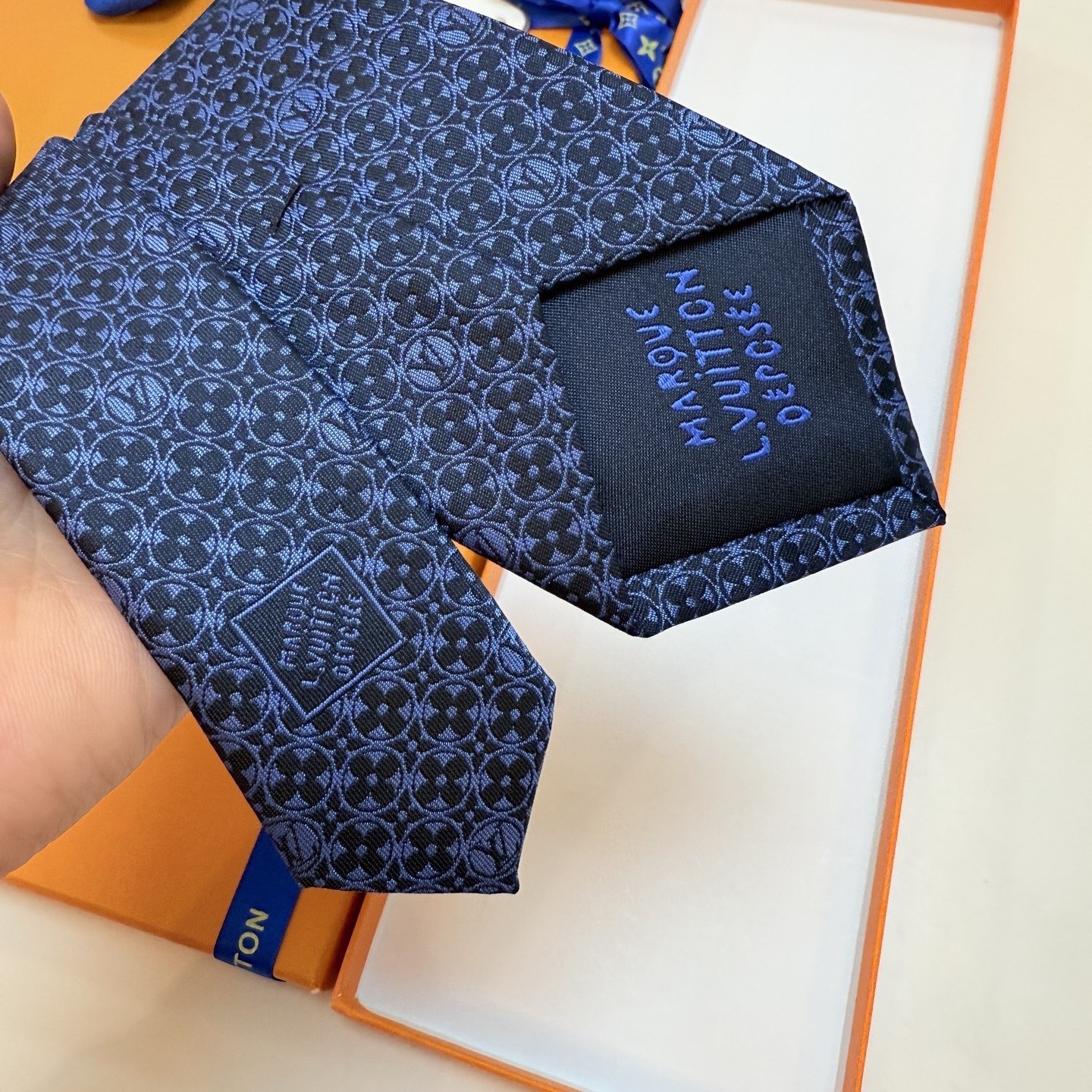 P🌾LV官方新款 男士领带系列MonogramFlower领带创意诠释品牌元素，为连绵图案穿插品牌学母，