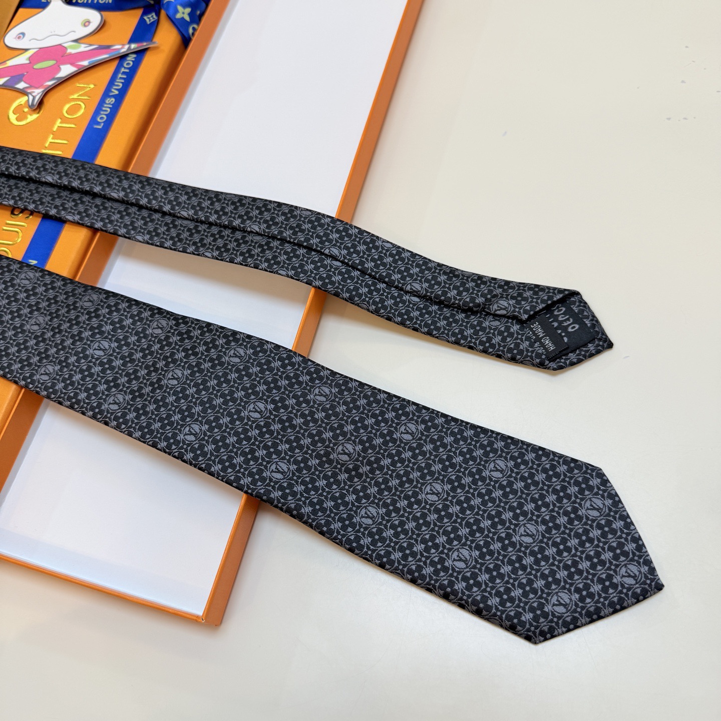 P🌾LV官方新款 男士领带系列MonogramFlower领带创意诠释品牌元素，为连绵图案穿插品牌学母，