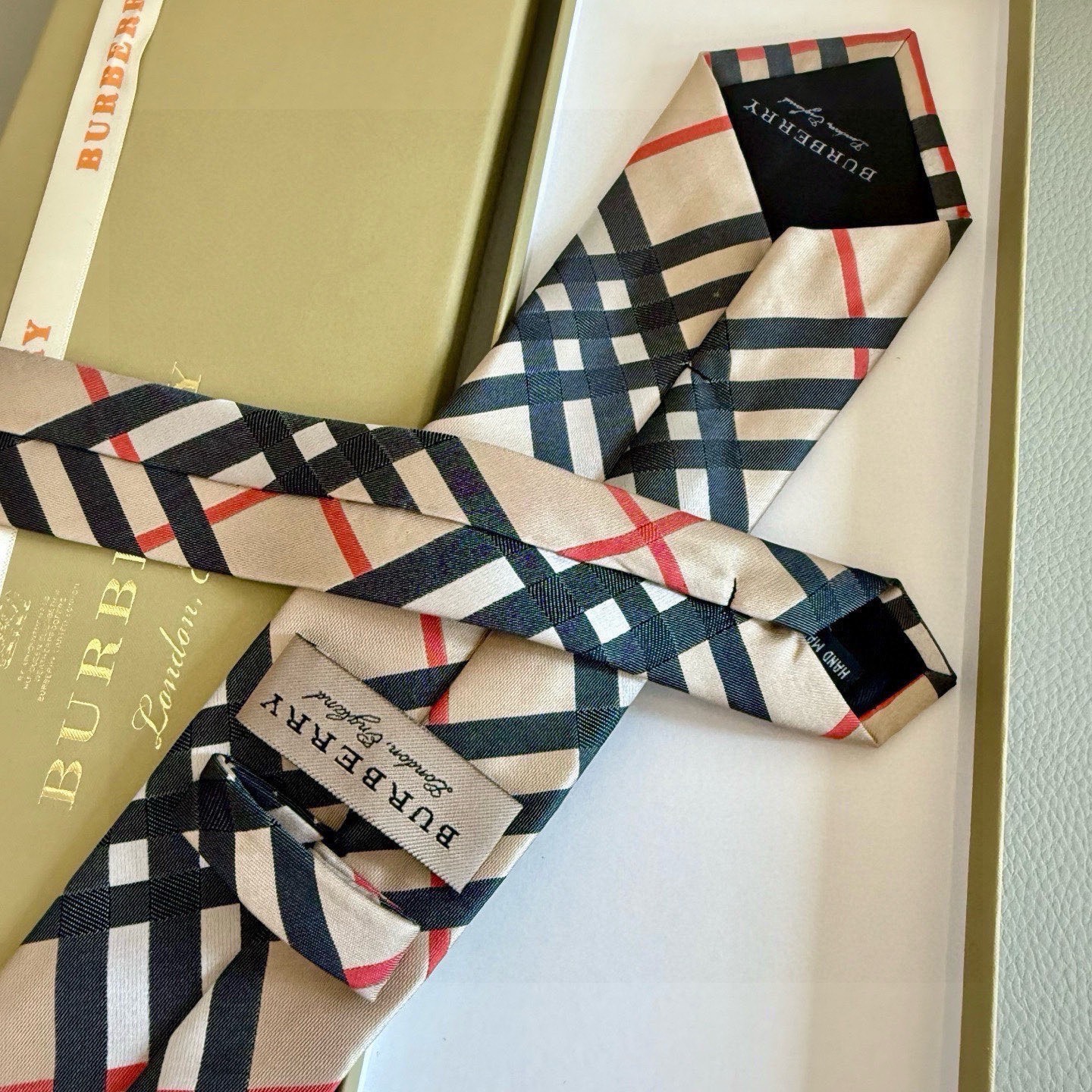🌾B家专柜同步💖💖👔👔男士【英伦格纹领带】，稀有😻😻展现精湛手工与时尚优雅的理想选择，这款采用B家最具标