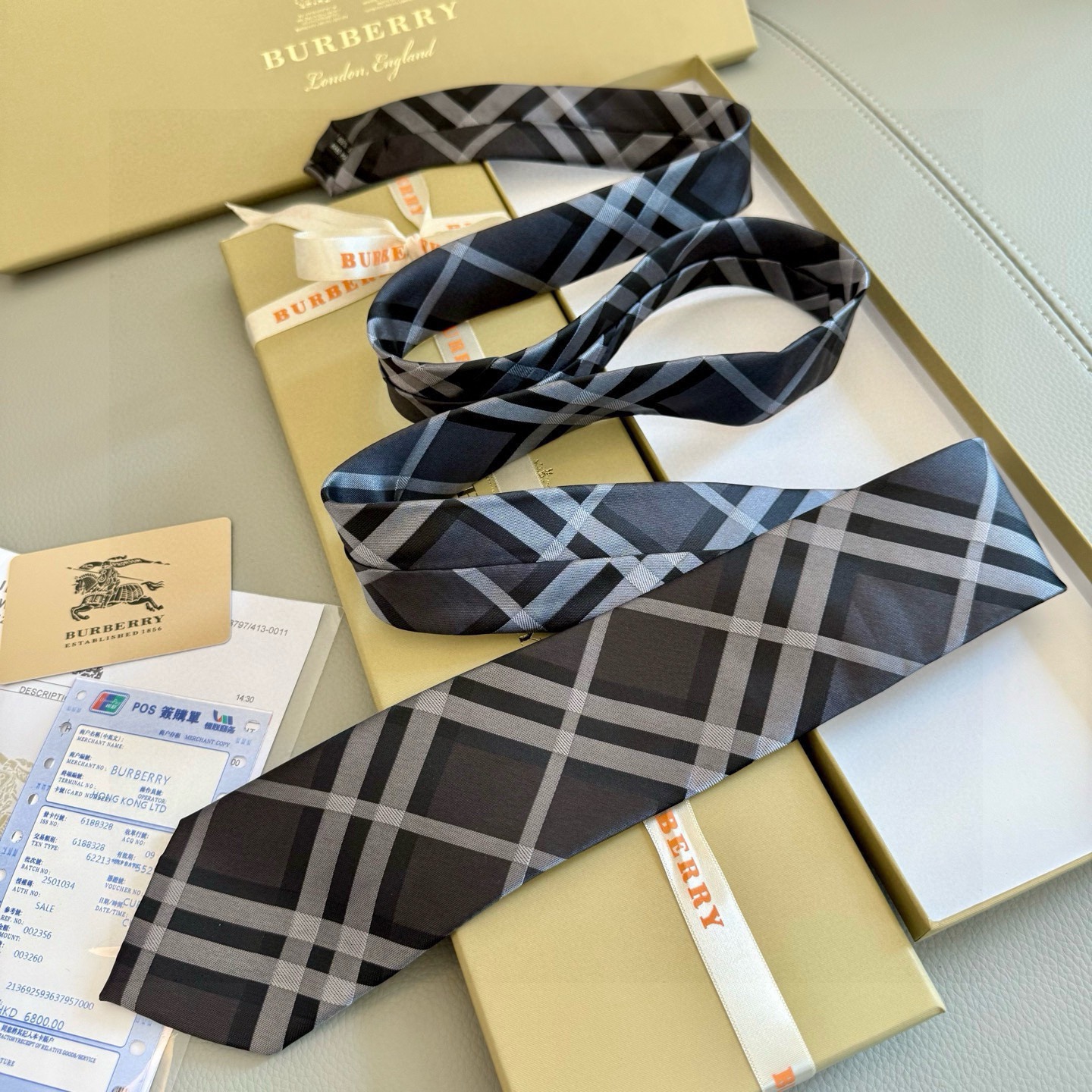 🌾B家专柜同步💖💖👔👔男士【英伦格纹领带】，稀有😻😻展现精湛手工与时尚优雅的理想选择，这款采用B家最具标