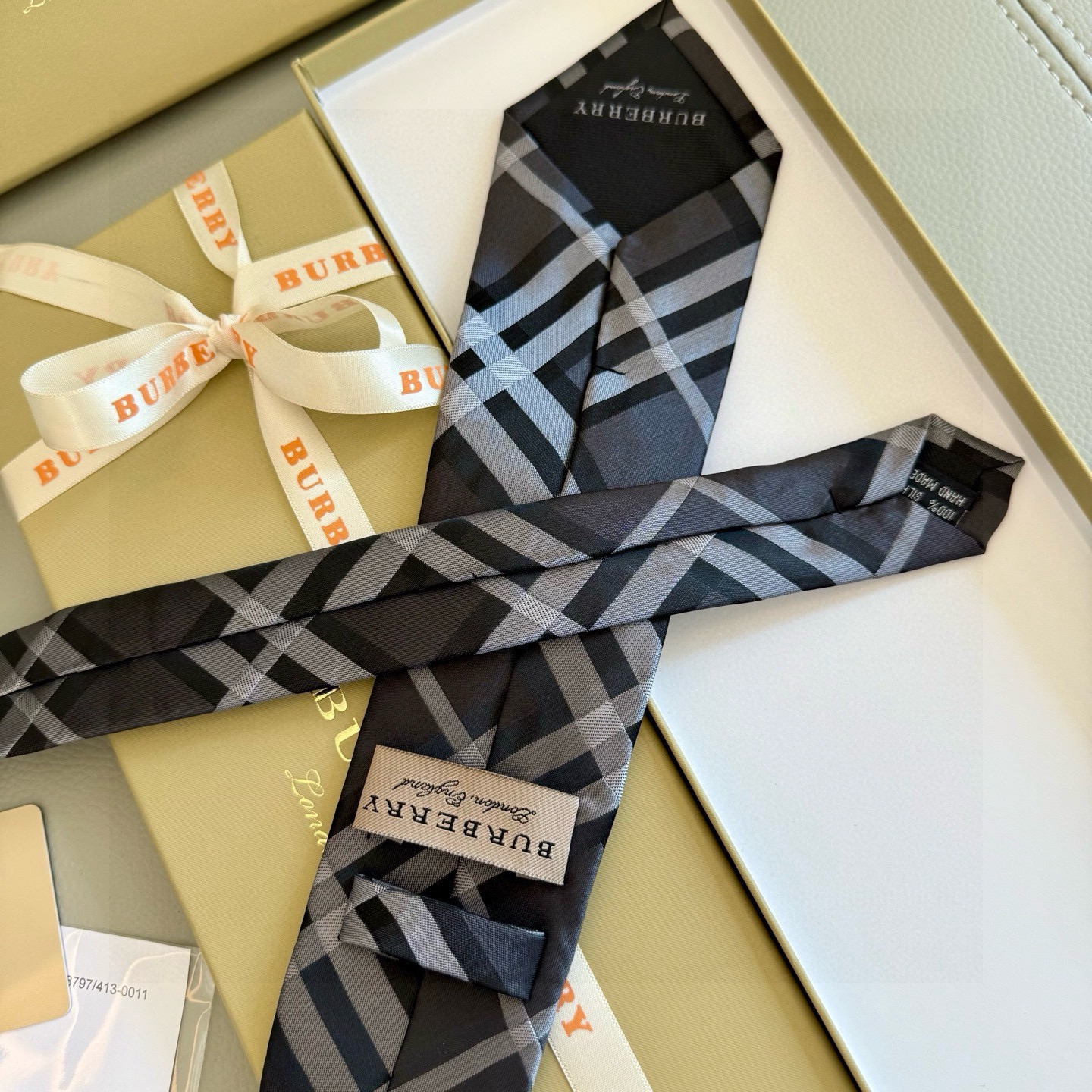 🌾B家专柜同步💖💖👔👔男士【英伦格纹领带】，稀有😻😻展现精湛手工与时尚优雅的理想选择，这款采用B家最具标