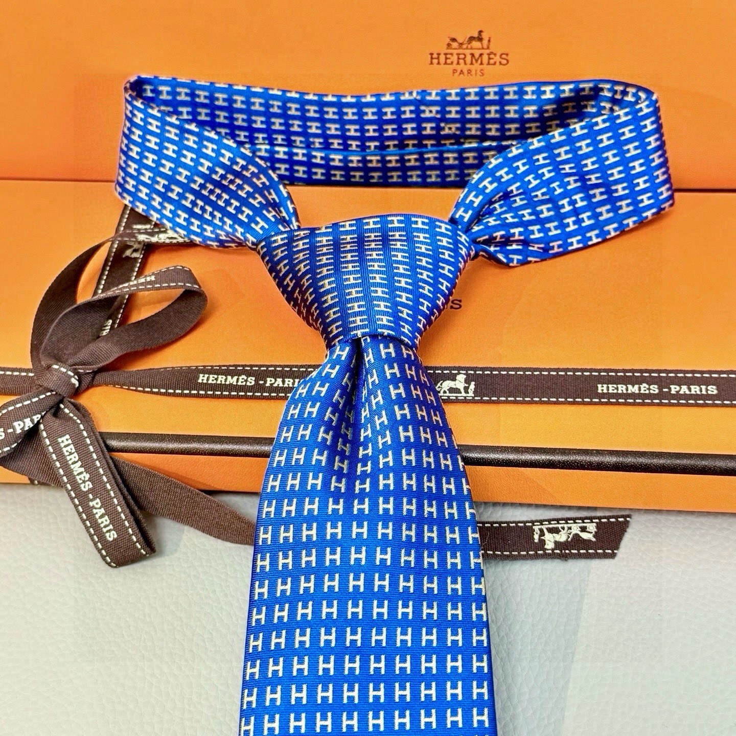 🌾男士新款领带系列【H字母图案领带】👔👔，稀有H家每年都有一千条不同印花的领带面世，从最初的多以几何图案