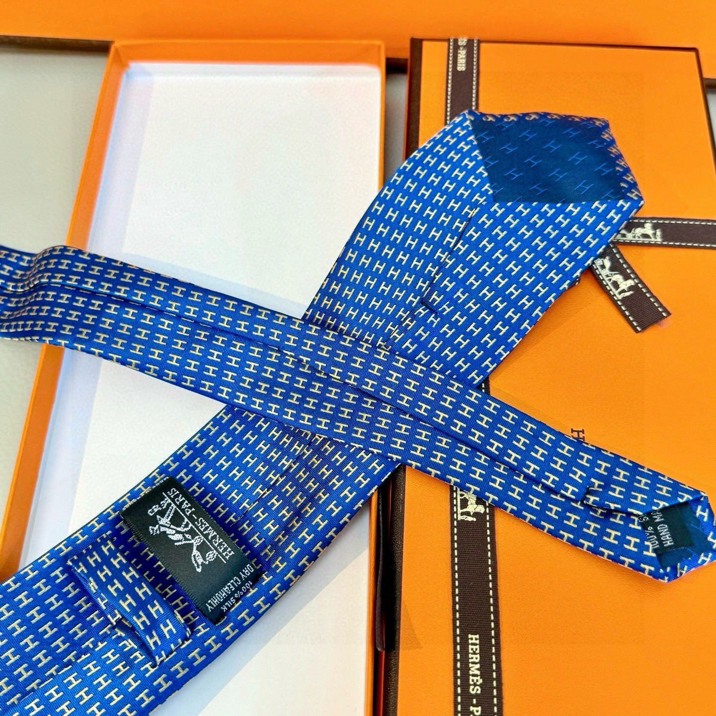🌾男士新款领带系列【H字母图案领带】👔👔，稀有H家每年都有一千条不同印花的领带面世，从最初的多以几何图案