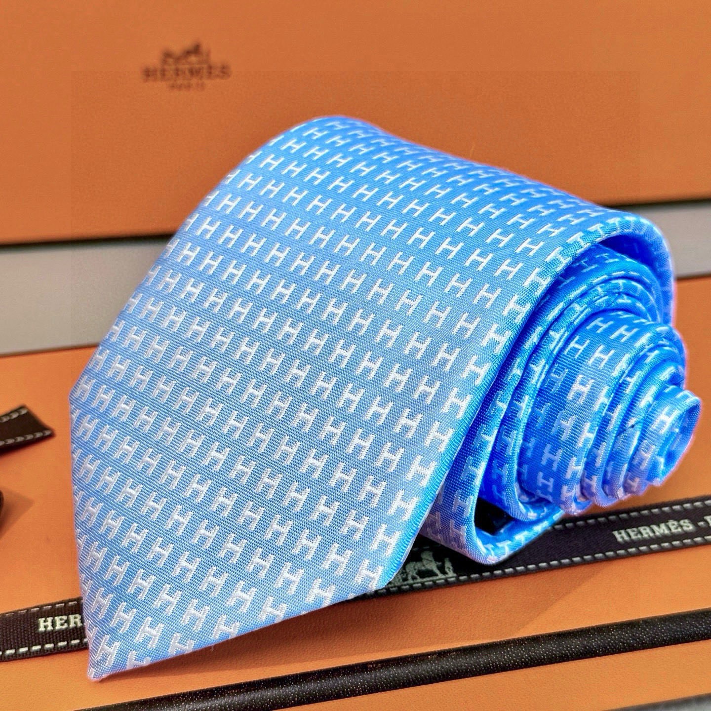 🌾男士新款领带系列【H字母图案领带】👔👔，稀有H家每年都有一千条不同印花的领带面世，从最初的多以几何图案