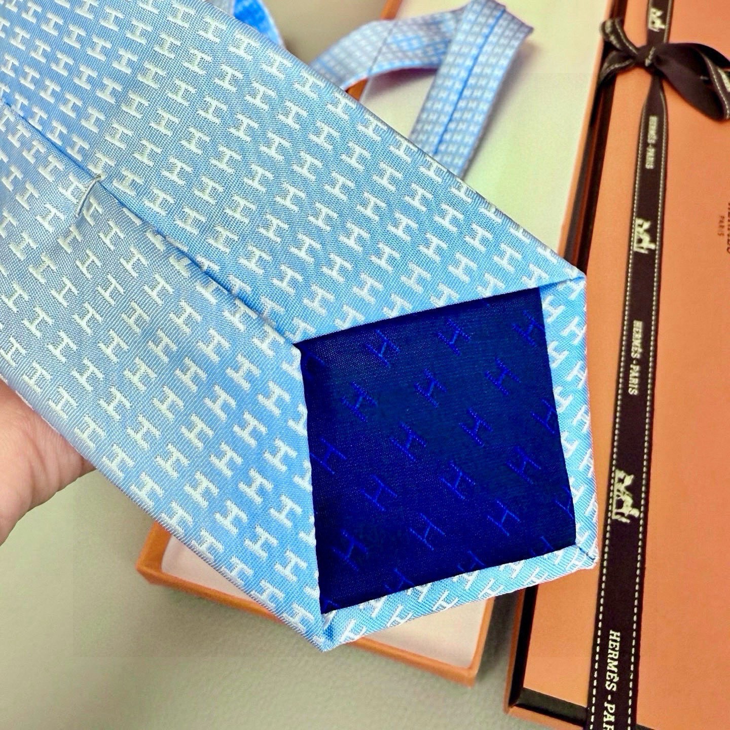 🌾男士新款领带系列【H字母图案领带】👔👔，稀有H家每年都有一千条不同印花的领带面世，从最初的多以几何图案