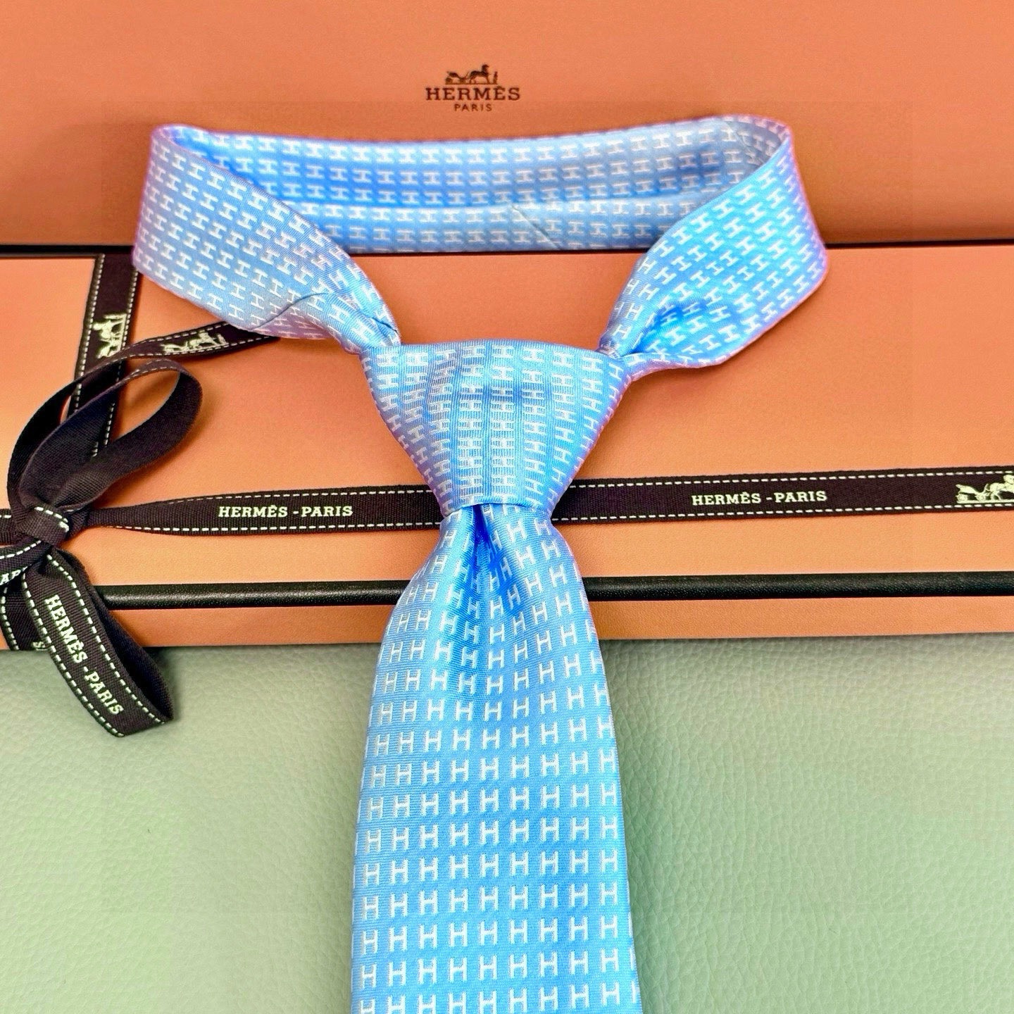🌾男士新款领带系列【H字母图案领带】👔👔，稀有H家每年都有一千条不同印花的领带面世，从最初的多以几何图案