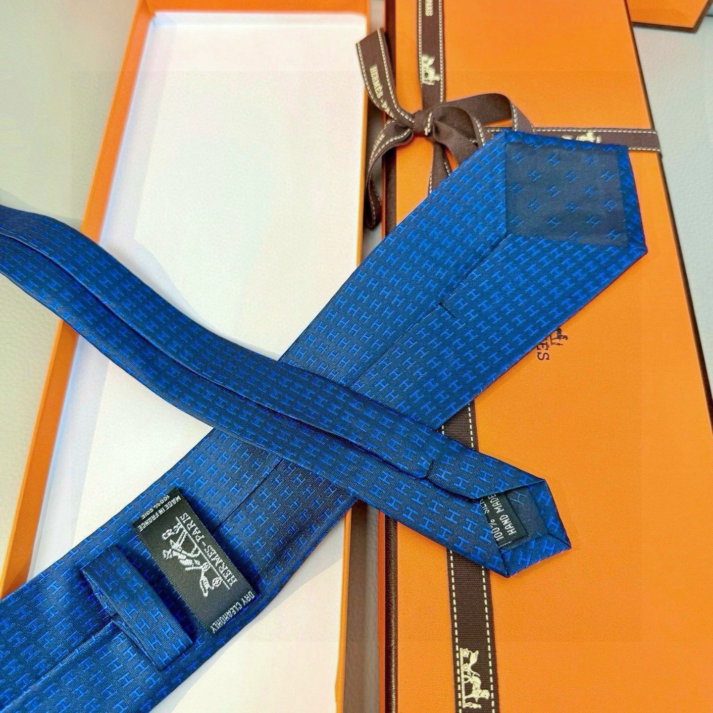 🌾男士新款领带系列【H字母图案领带】👔👔，稀有H家每年都有一千条不同印花的领带面世，从最初的多以几何图案