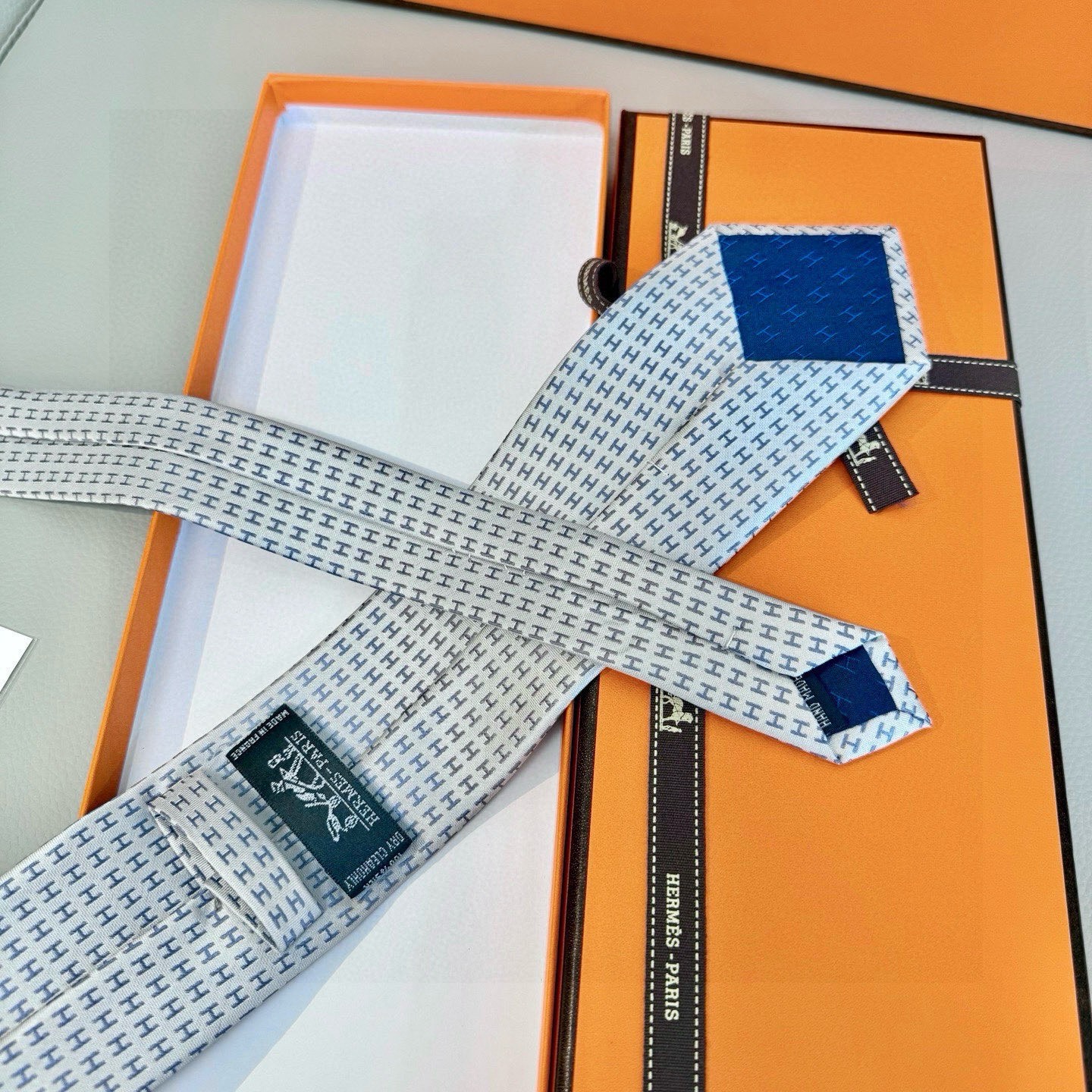 🌾男士新款领带系列【H字母图案领带】👔👔，稀有H家每年都有一千条不同印花的领带面世，从最初的多以几何图案