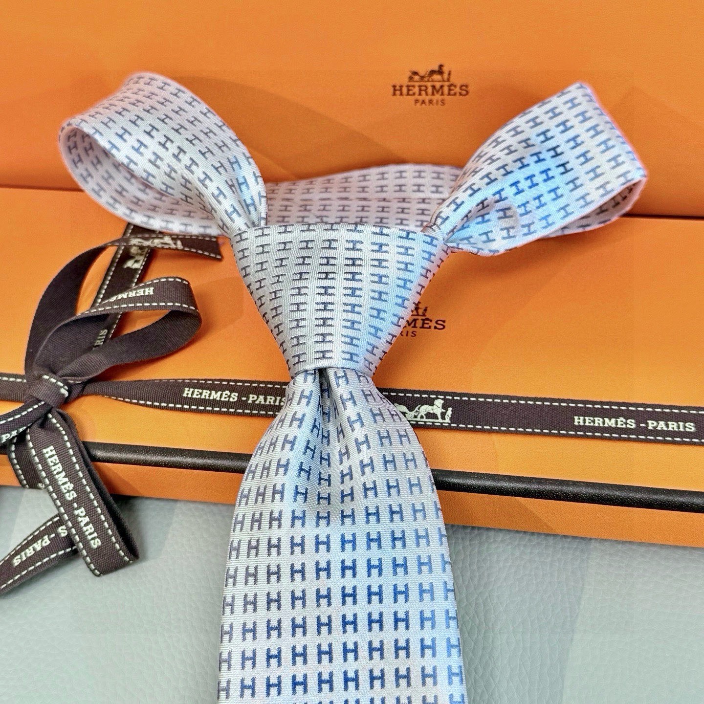 🌾男士新款领带系列【H字母图案领带】👔👔，稀有H家每年都有一千条不同印花的领带面世，从最初的多以几何图案
