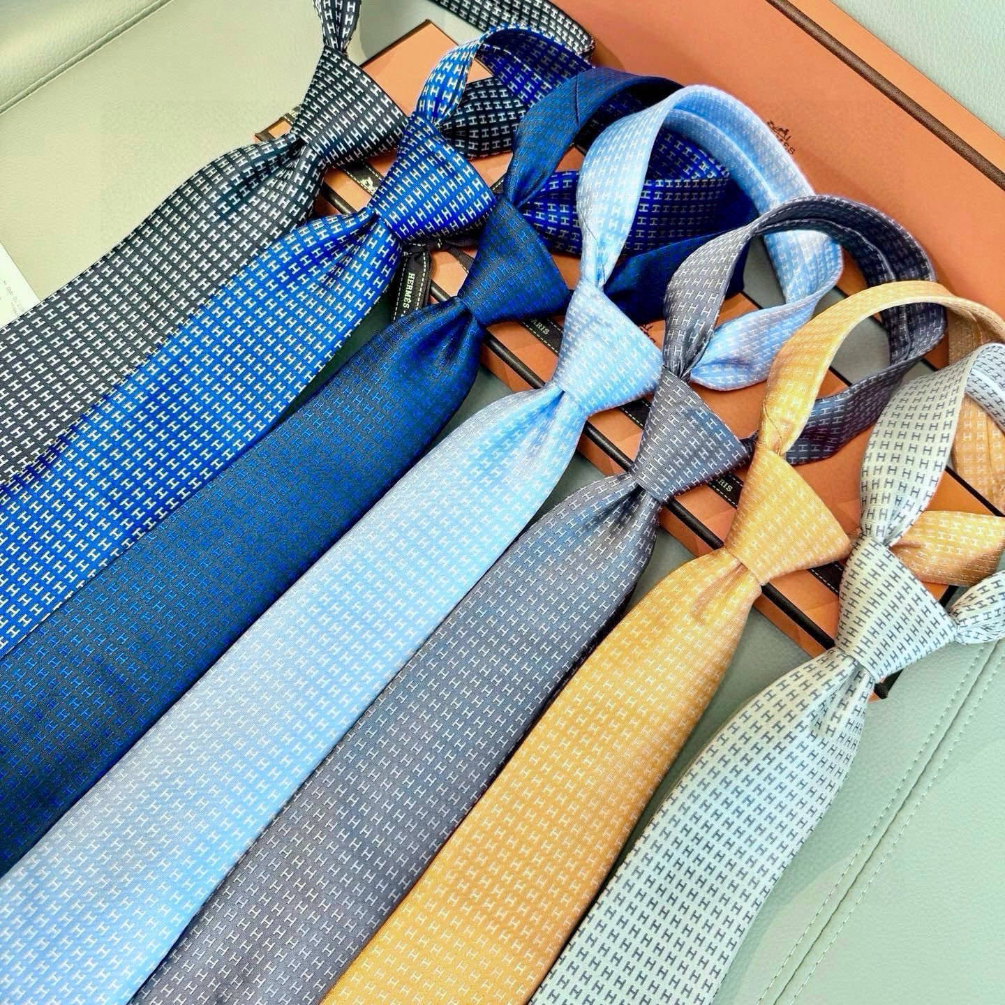 🌾男士新款领带系列【H字母图案领带】👔👔，稀有H家每年都有一千条不同印花的领带面世，从最初的多以几何图案