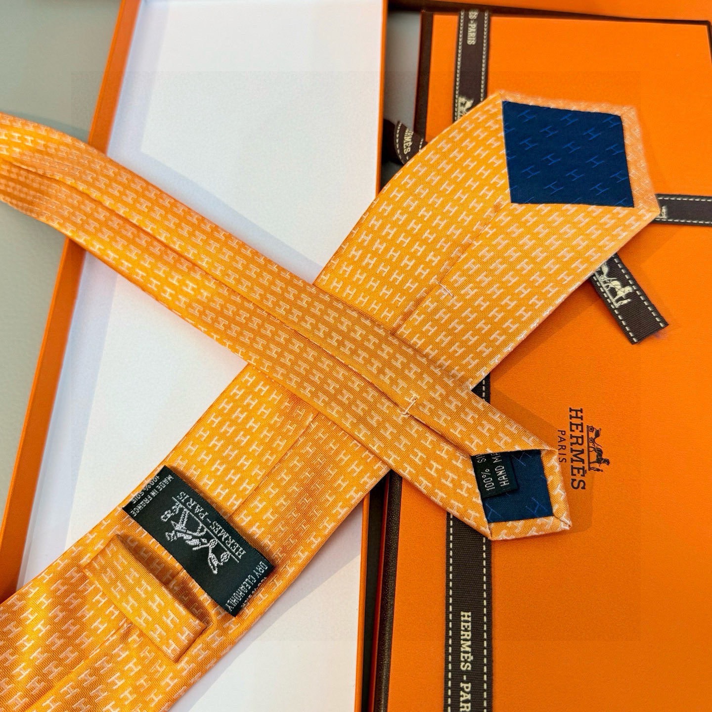 🌾男士新款领带系列【H字母图案领带】👔👔，稀有H家每年都有一千条不同印花的领带面世，从最初的多以几何图案